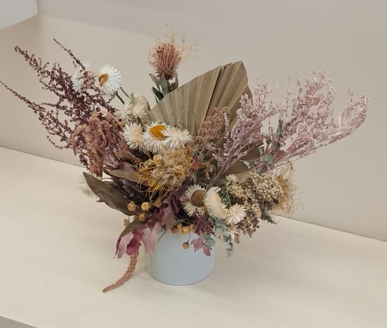Chic dried flower  - A soft, sculptural bouquet of dried botanicals that brings lasting texture and gentle color to any room - perfect as a housewarming gift, a thoughtful thank-you, or a sympathy arrangement for Memorial Day. This dried flower arrangement pairs muted pinks, mauve, cream and peach to create a calm, romantic composition that reads both rustic and refined; it's the kind of piece that makes the person you're 