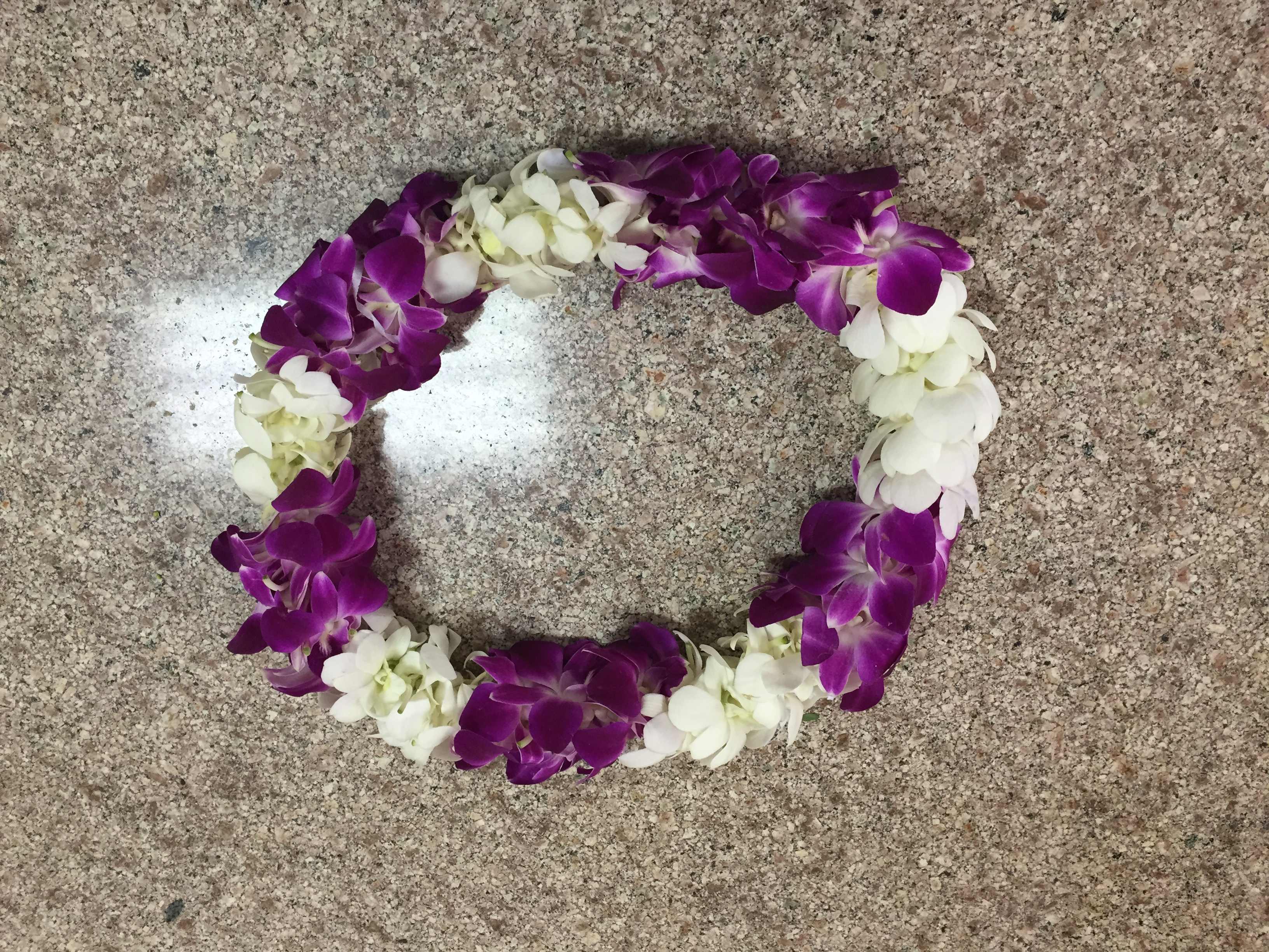 Lei 16 - Purple &amp; white lei