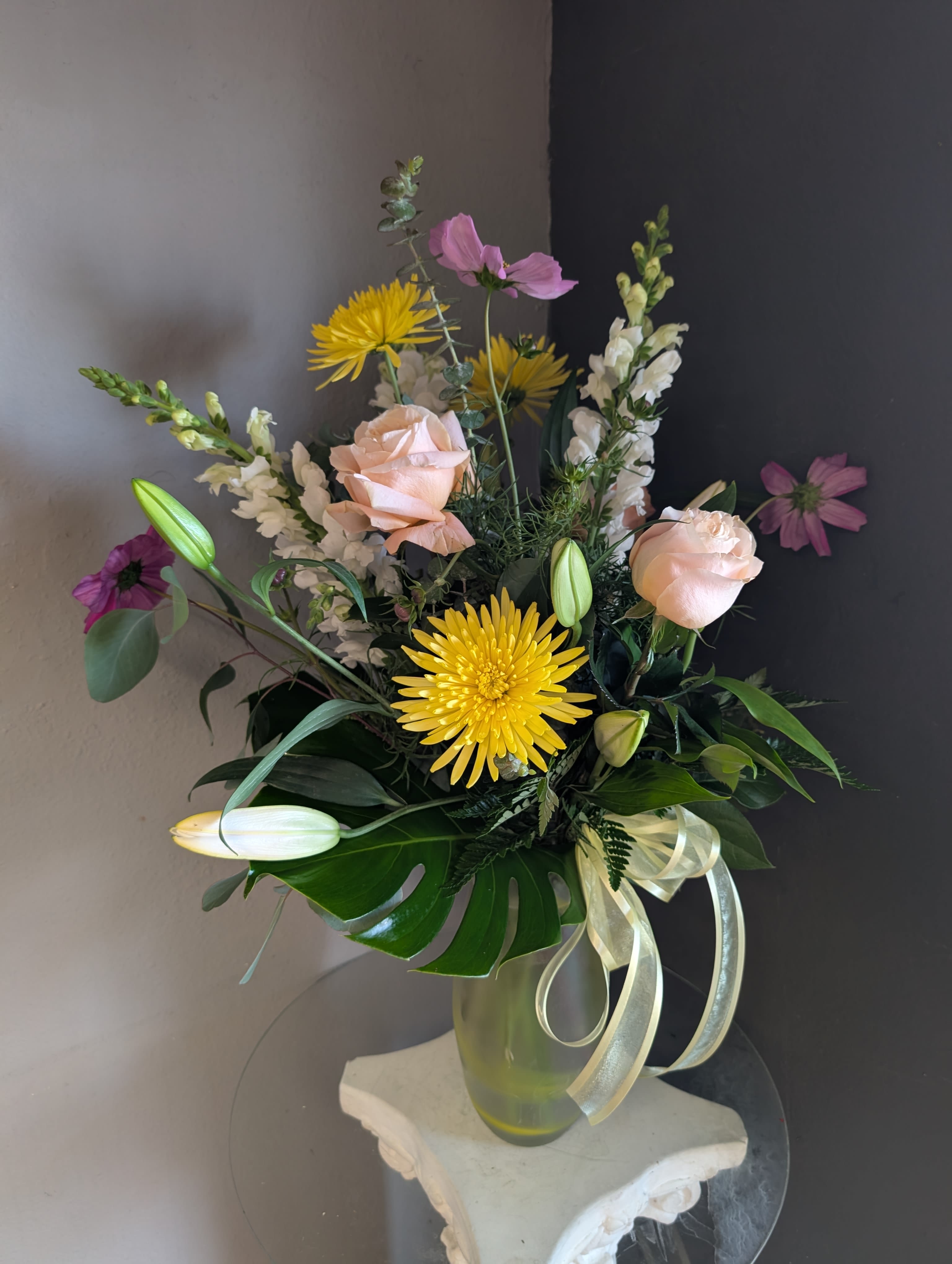 #727 Designer's Choice  - This beautiful flower arrangement of fresh mixed seasonal blooms is made by local designers in the heart Orange California. Hand crafted and perfect for every occasion, from birthdays and new babies to sympathy and just because. The best choice to show you are thinking of that special someone. Can be sent as a local delivery or in-store pickup. This is an original, one of a kind arrangement. Order now before it's too late! 