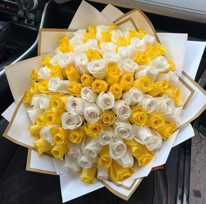 Bi Sunny Bonche 75 - 100 - Ramo Buchon Bicolor, de hermosas rosas amarillas y blancas, con un toque moderno y elegante.