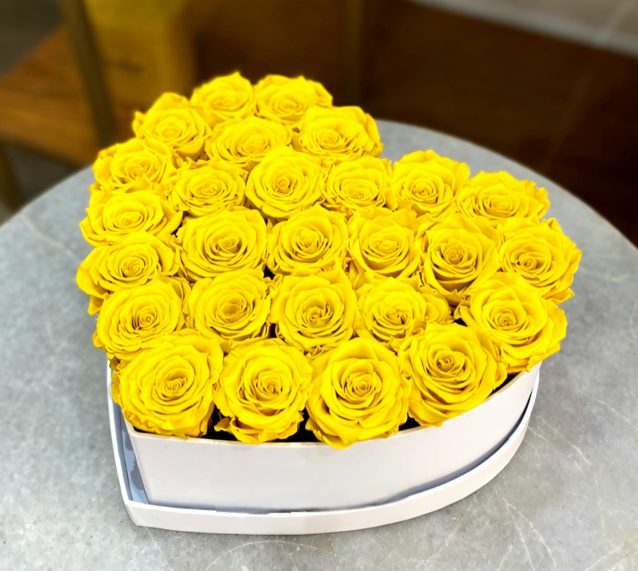 Yellow Heart Box - Una combinacion perfecta de hermosas rosas amarillas con un toque moderno, natural y elegante, que haran un detalle unico.