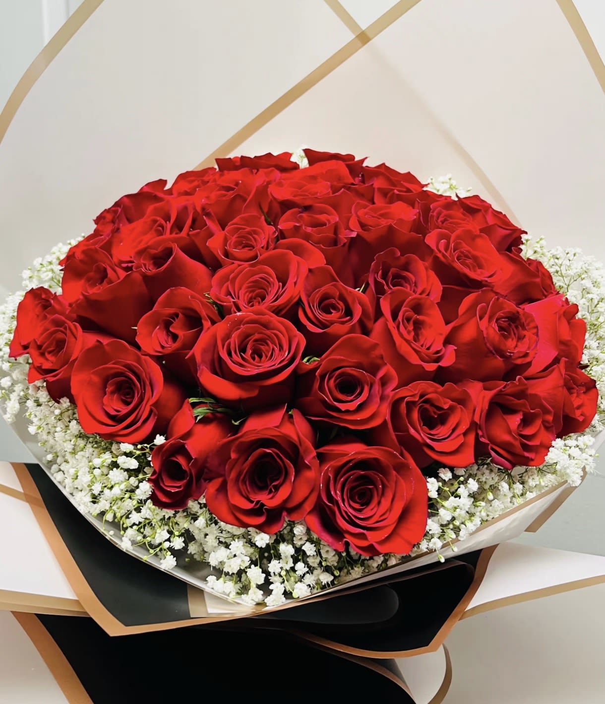 Ramo Buchon - 50 Red roses - A stunning buchón-style bouquet crafted with premium fresh red roses, carefully selected to express love, passion, and elegance. Its luxurious and eye-catching design makes it the perfect gift for anniversaries, birthdays, Valentine’s Day, marriage proposals, or any special occasion. Each rose symbolizes deep and sincere emotions, creating a memorable presentation that will leave a lasting impression on your loved one. 