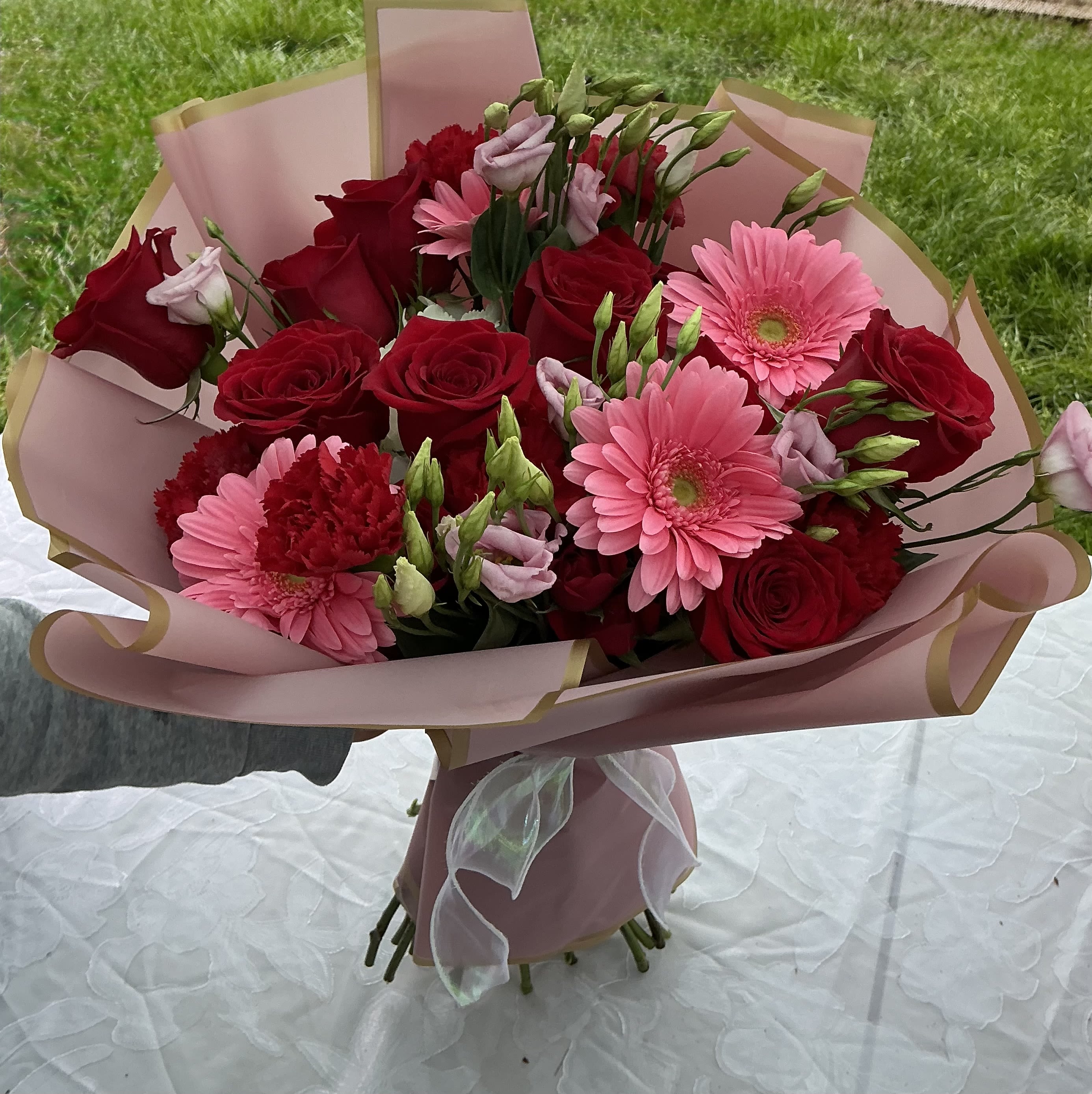 Rosegerberas - Roses, Gerbera, lisinthus, hydrangea's vibrant creeting for any special occasion  Vase not included 
