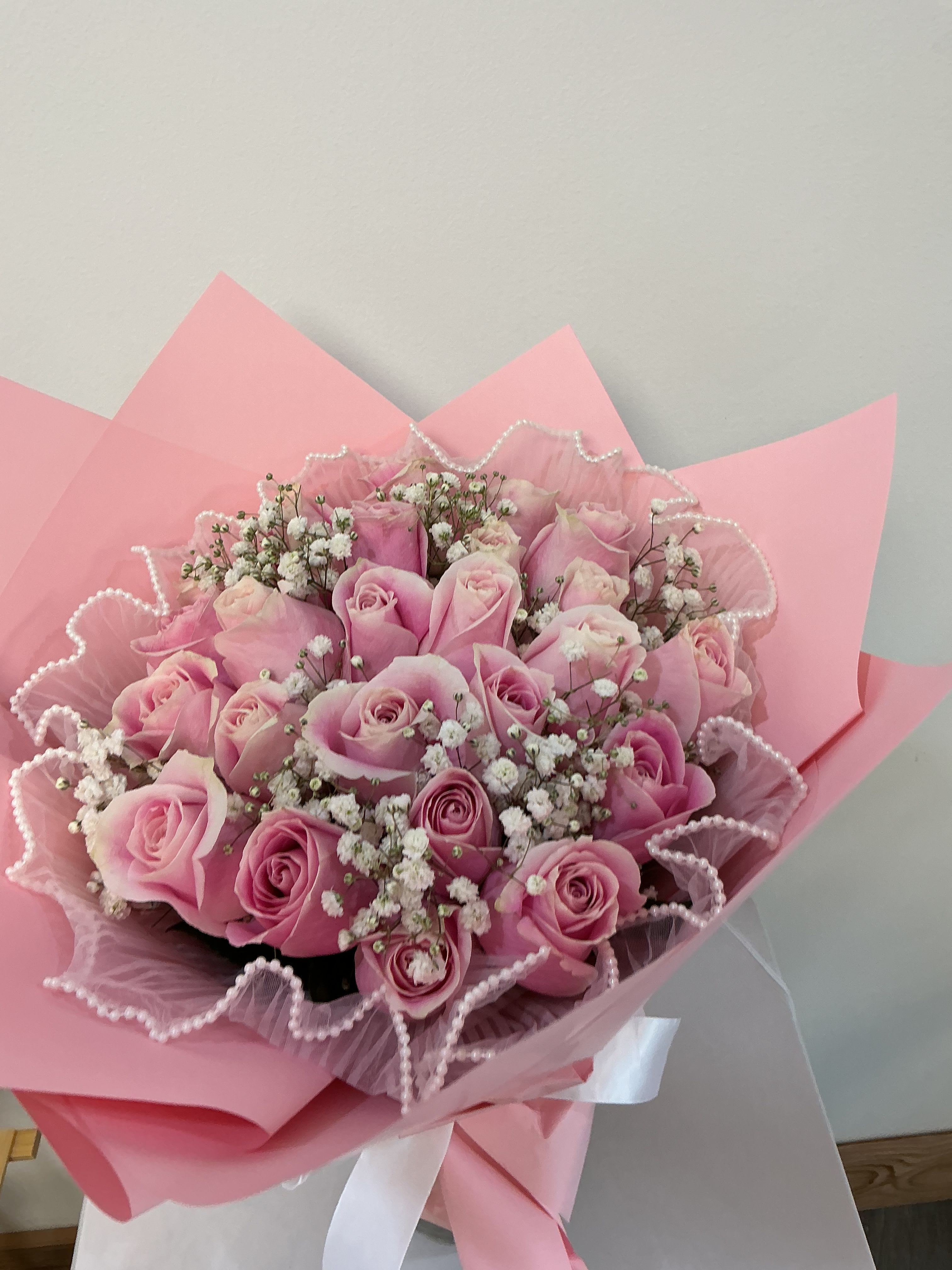 Adore - 24 rosas rosadas con gypsophila ,  una linda envoltura de encaje y papel coreano con su respectivo lazo ,listo para enamorar