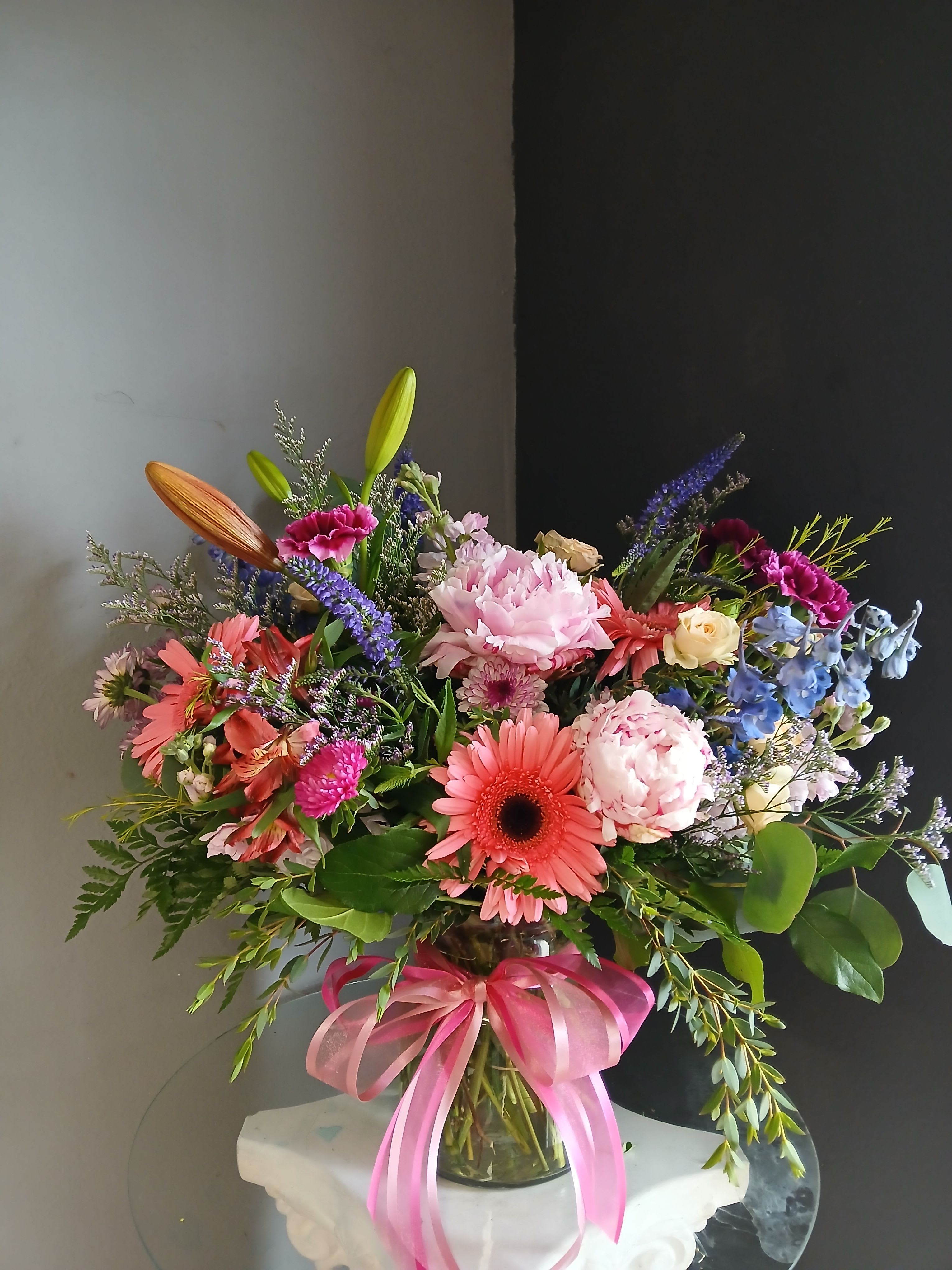 #729 Designer's Choice Vase Arrangement - This beautiful flower arrangement of fresh mixed seasonal blooms is made by local designers in the heart Orange California. Hand crafted and perfect for every occasion, from birthdays and new babies to sympathy and just because. The best choice to show you are thinking of that special someone. Can be sent as a local delivery or in-store pickup. This is an original, one of a kind arrangement. Order now before it's too late! 
