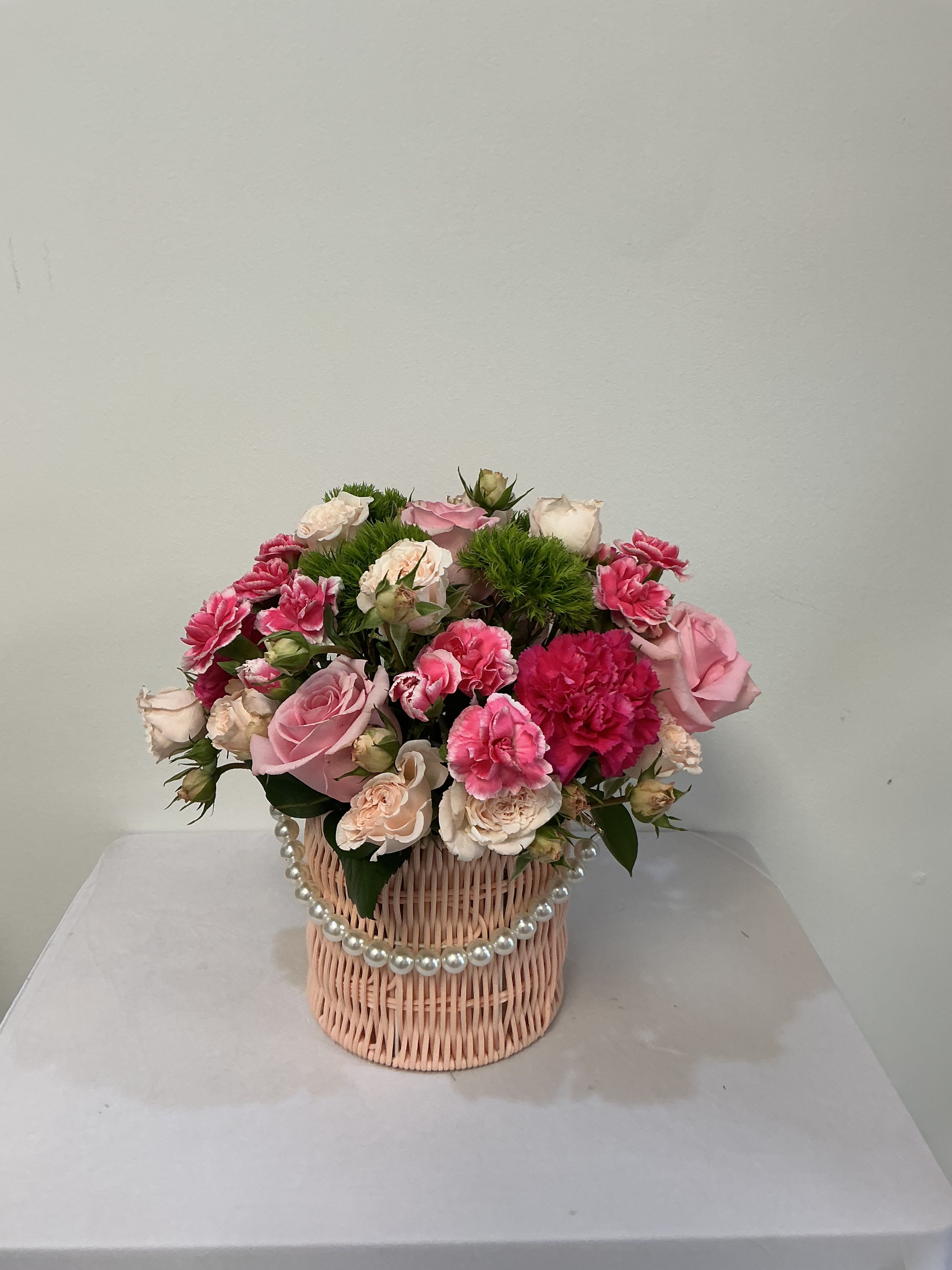 Moon - hermosa canasta con su detalle en perlas y lindo mix de flores 