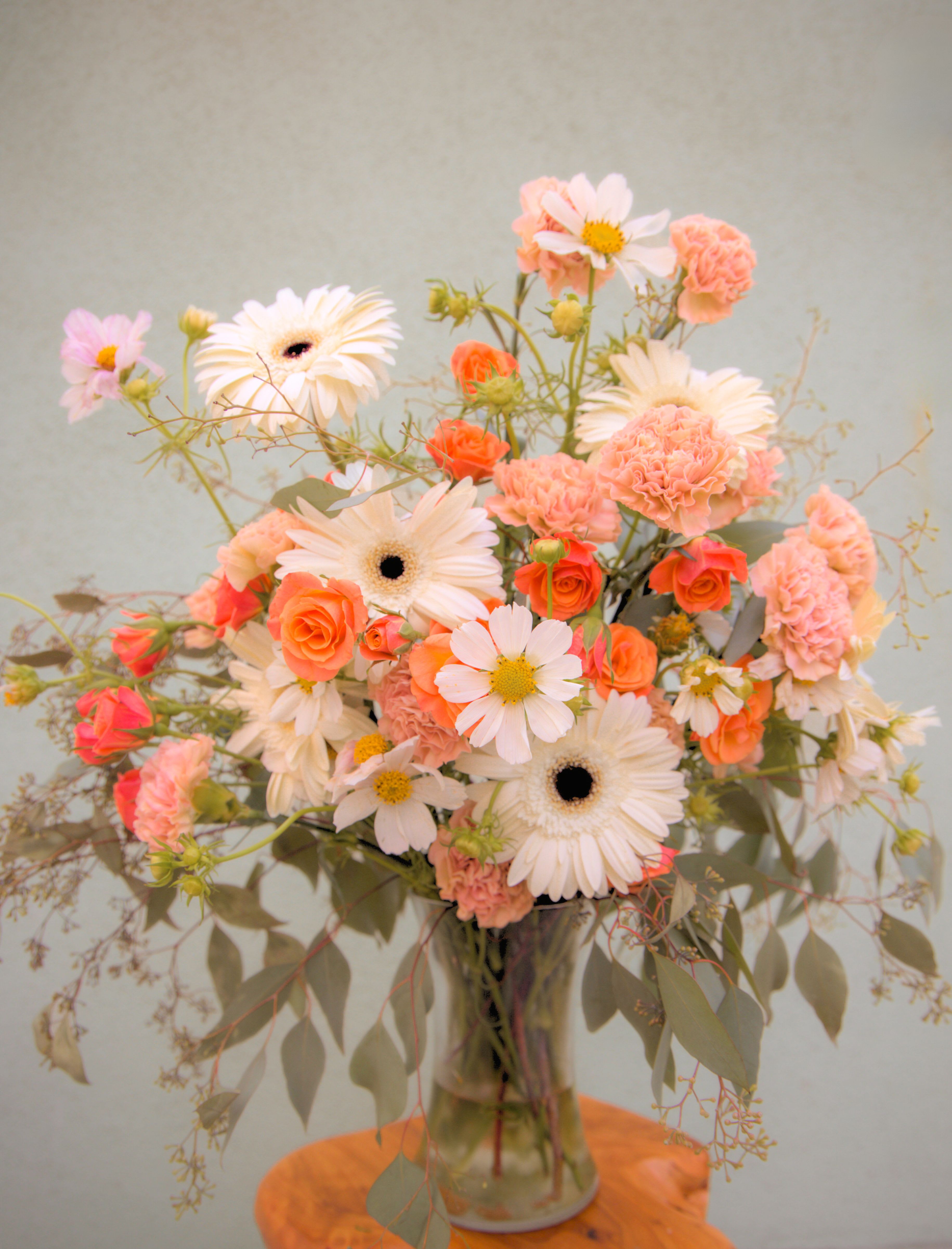 Bouquet of peach and white flowers in a glass vase