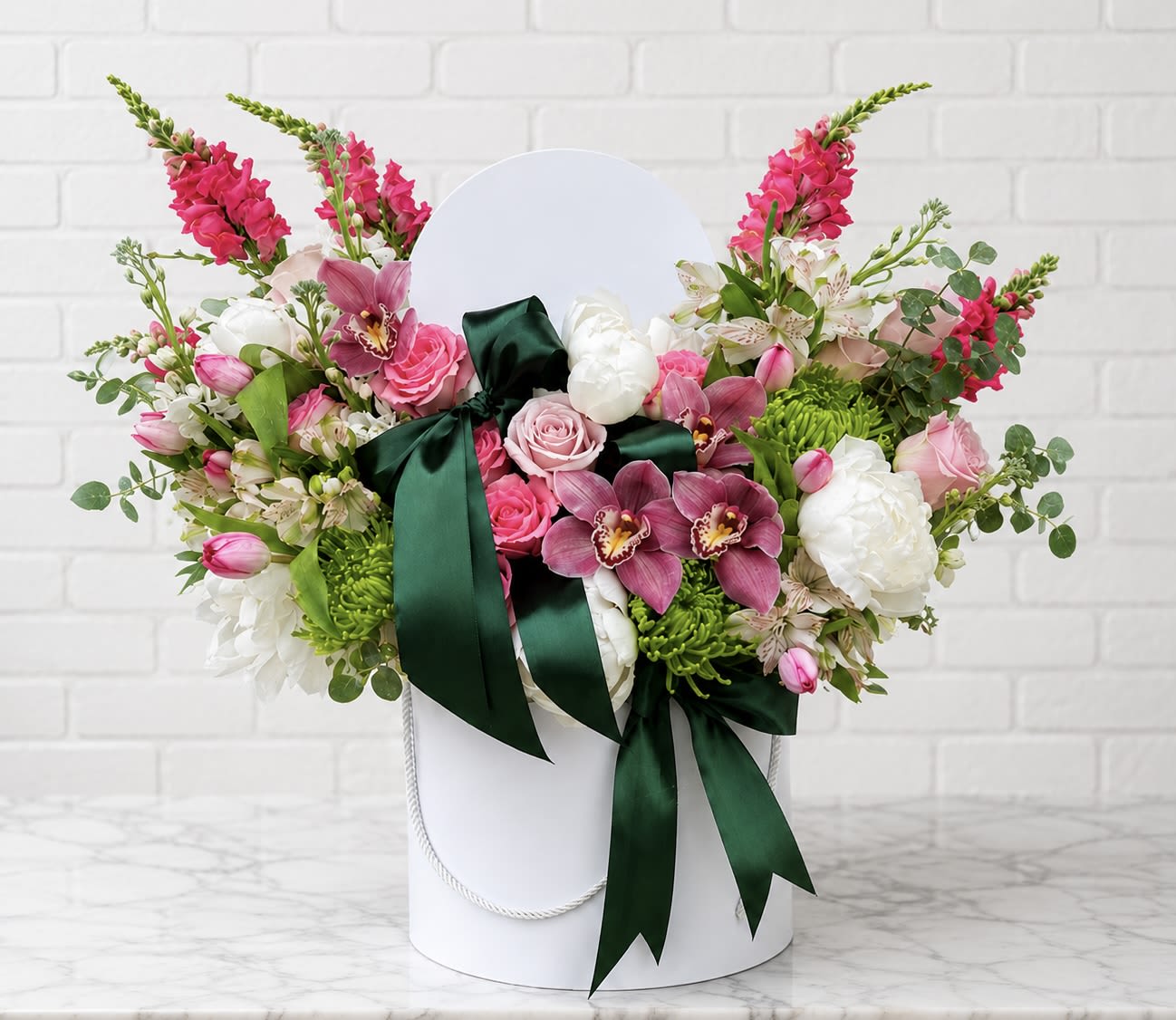 Custom Hat Box - This European-style bouquet is the perfect arrangement for that special moment, please be free to choose your color scheme and your special message to be put on the lid. (Only short phrases can fit on the lid)  