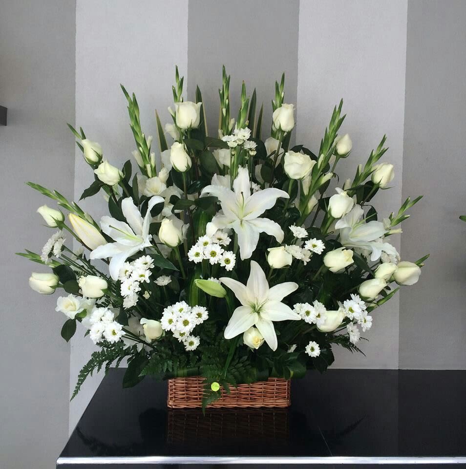 White serenity  - A peaceful arrangement symbolizing purity,love and eternal rest an elegant tribute for a heartfelt farewell.