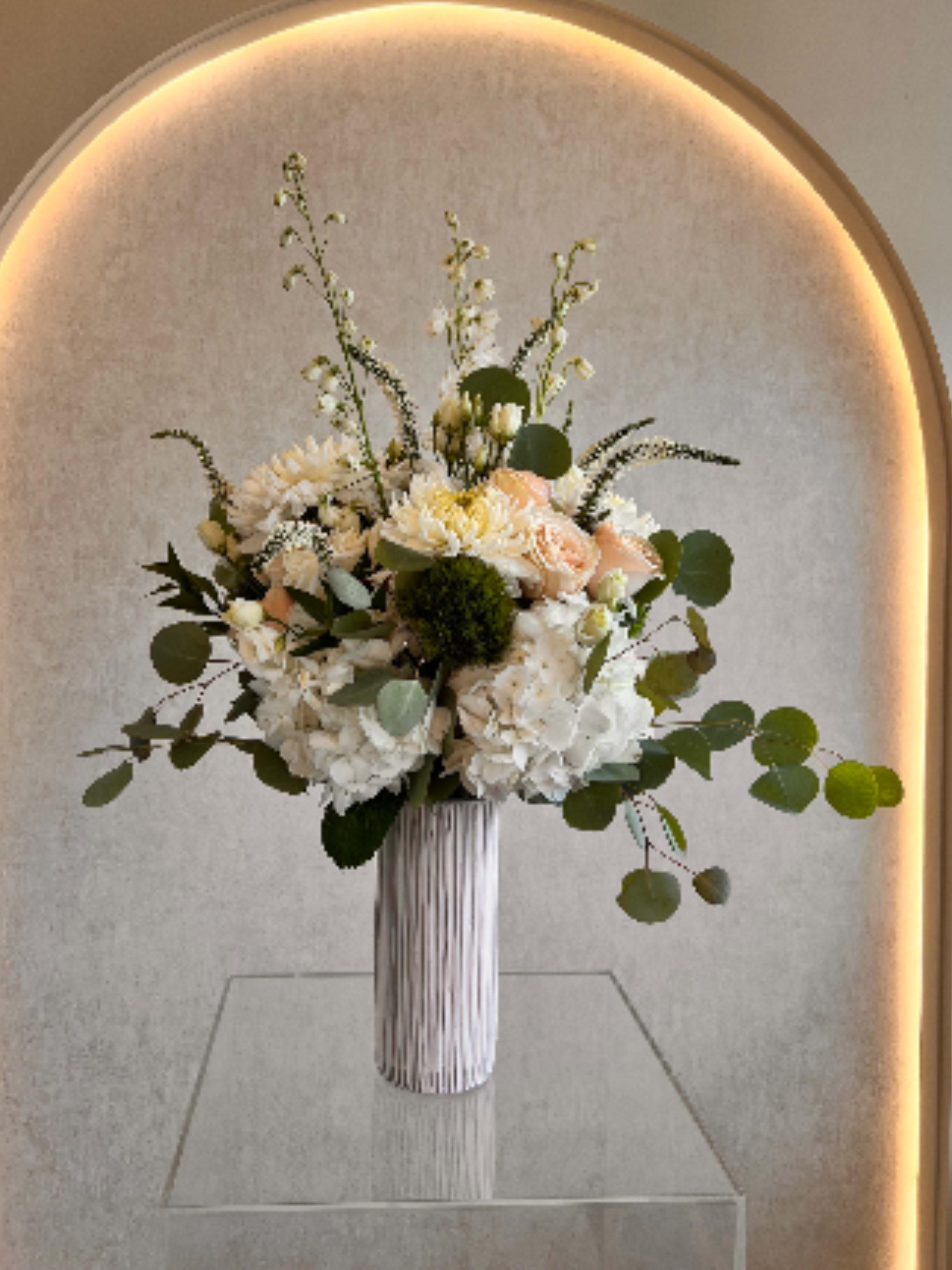 White Elegance - We will mak the most stunning artrangement