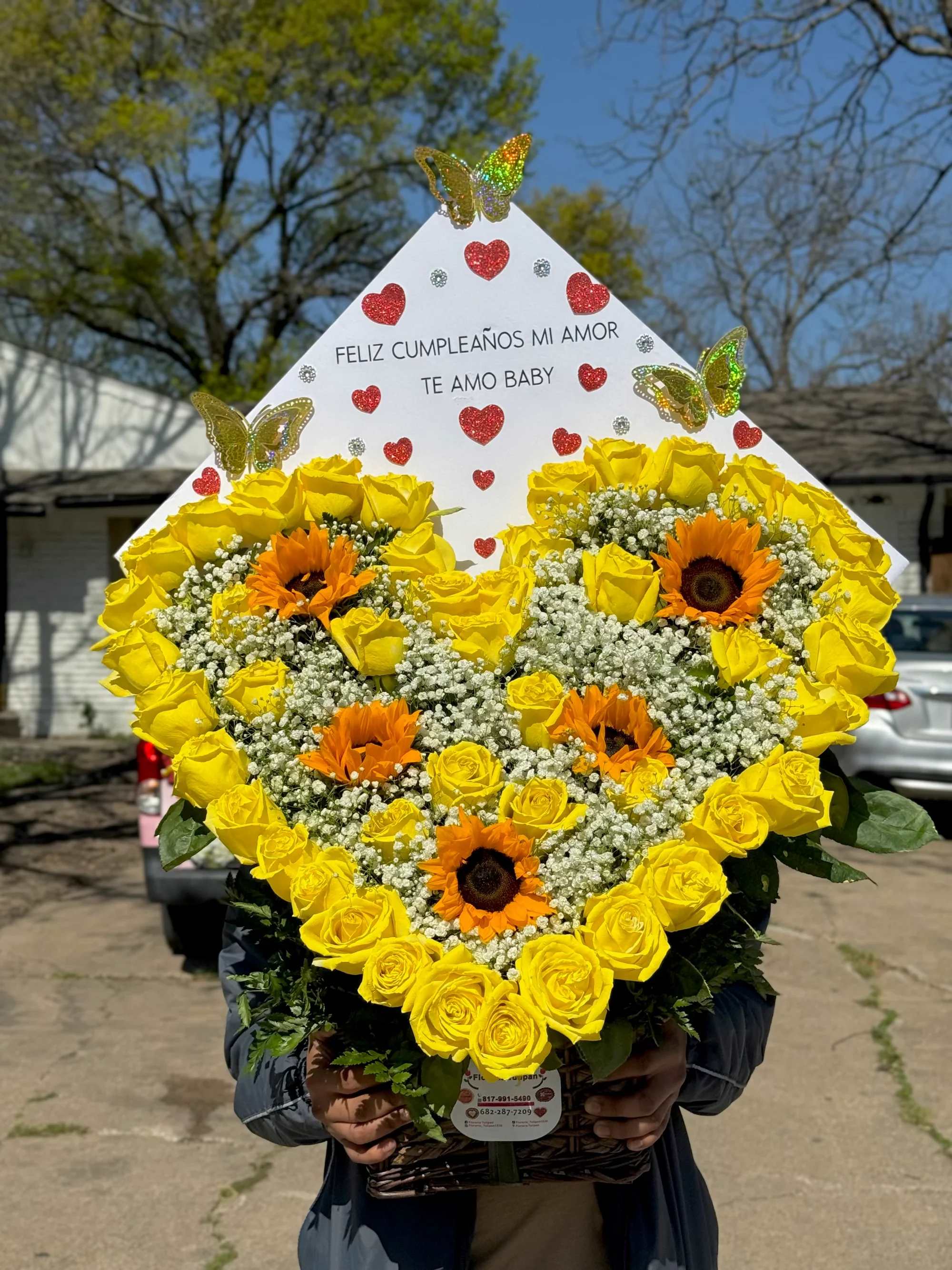 Arreglo de corazón 4 - Sorprende a esa persona especial con este hermoso arreglo floral en forma de corazón, elaborado con rosas amarillas frescas, delicada nube (baby’s breath) y girasoles vibrantes que simbolizan alegría, amor y felicidad.  Este diseño elegante incluye un mensaje especial personalizado, perfecto para celebrar cumpleaños, aniversarios o momentos románticos. Las mariposas decorativas y los detalles en corazones hacen que este arreglo sea aún más único y especial.   Detalles del arreglo:  • Rosas amarillas frescas • Girasoles naturales • Flores de relleno (baby’s breath) • Diseño en forma de corazón • Tarjeta con mensaje personalizado • Decoración con mariposas y corazones   Perfecto para:  Cumpleaños, sorprender a tu pareja, aniversarios o demostrar amor de una manera inolvidable.   Entrega disponible para que tu sorpresa llegue directo a la puerta de esa persona especial.