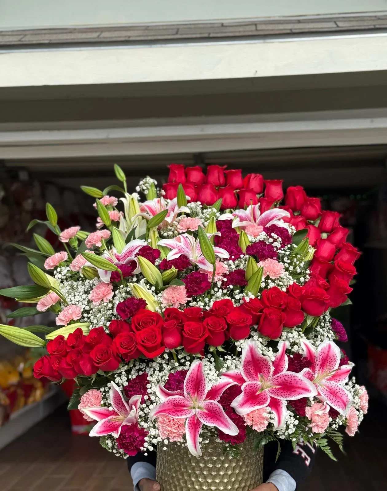 Arreglo de media luna - Rosas y lirios para enamorar ala persona que más te gusta 