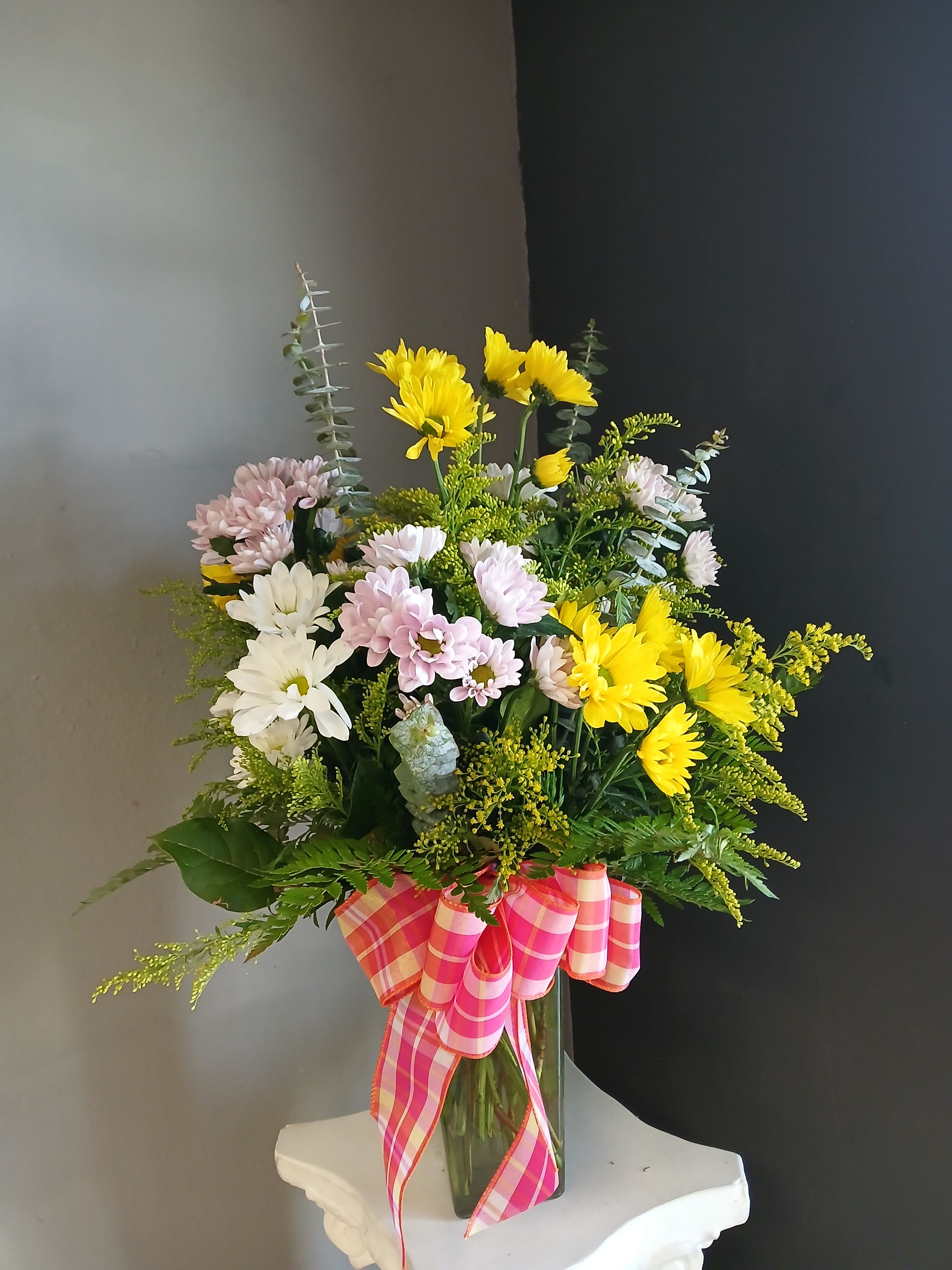 Daisies - Dizzy Dozen - One dozen daises designed in a vase.