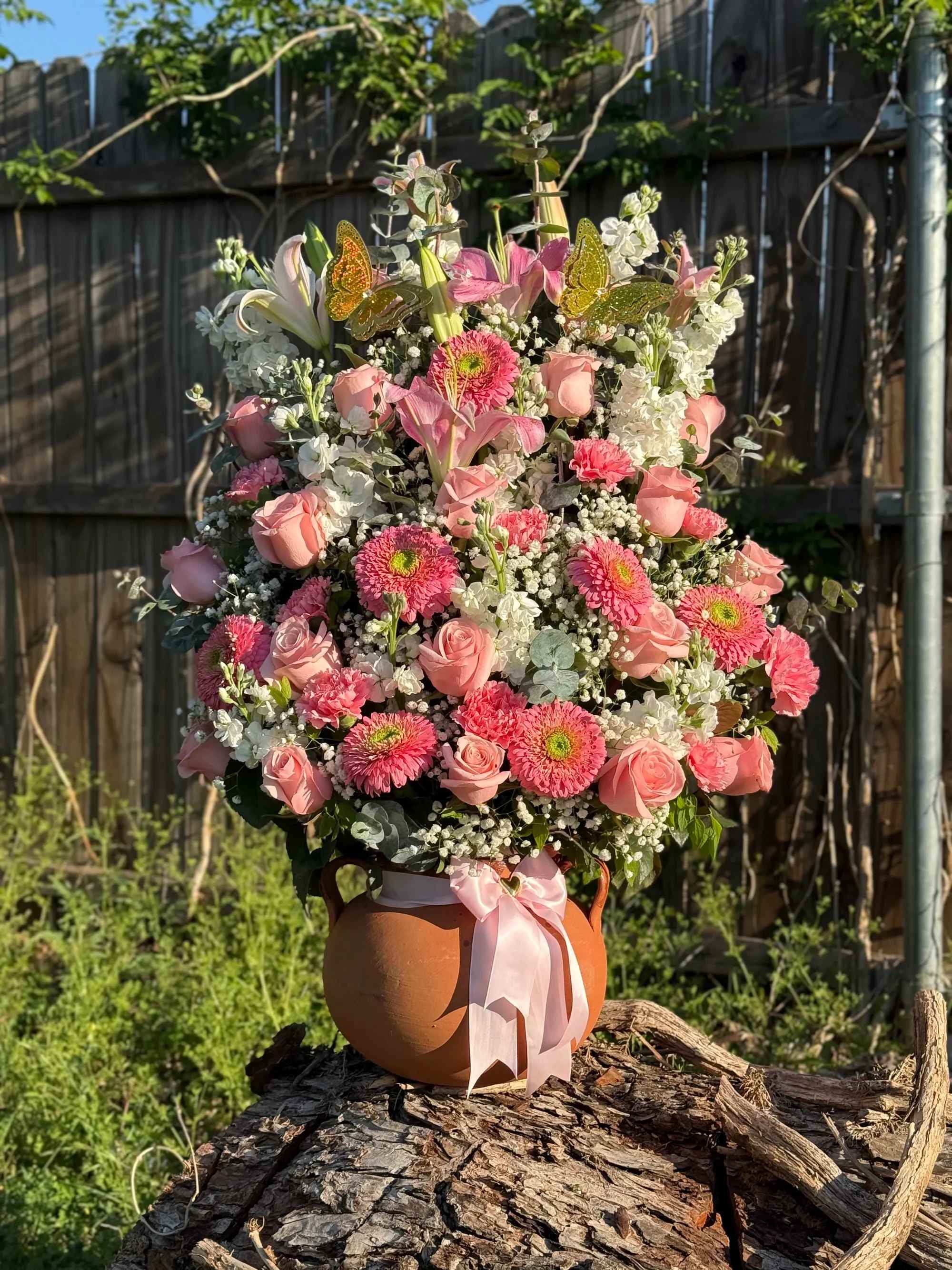 Arreglo de Ollita - Sorprende con este hermoso arreglo floral lleno de delicadeza y elegancia. Diseñado con una combinación armoniosa de rosas en tonos blush, gerberas vibrantes, lirios y finos detalles de flores blancas, este arreglo transmite amor, ternura y sofisticación en cada pétalo.   Presentado en una base de cerámica con un toque rústico y un moño delicado, es perfecto para decorar cualquier espacio o regalar en momentos especiales.   Ideal para:  Cumpleaños Aniversarios Día especial o sorpresa romántica Decoración elegante    Cada arreglo es elaborado a mano con flores frescas, cuidando cada detalle para brindar una experiencia única.   Disponible para entrega local o recogida en tienda.