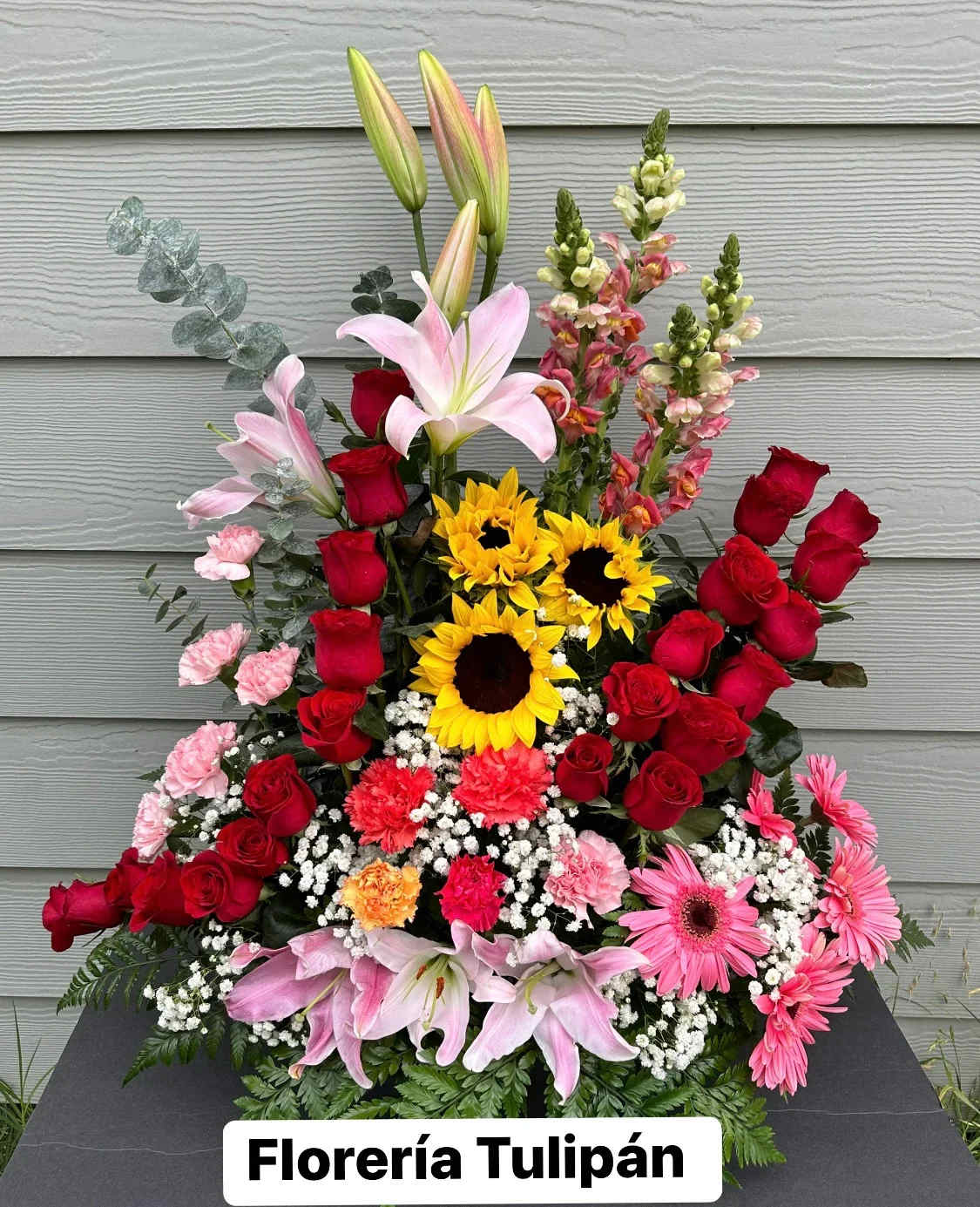 Arreglo de una vista flores surtidas 3 - Perfecto para hacerla sentir especial en su día, este arreglo está cuidadosamente elaborado para destacar con un estilo moderno y sofisticado.   Incluye:  Rosas rojas frescas Gerberas rosadas vibrantes Lirios blancos elegantes Flores complementarias y follaje fino   Ideal para:  Regalo del Día de las Madres Sorprender con un detalle inolvidable Expresar amor y agradecimiento    Haz tu pedido en línea y regala emociones que florecen.