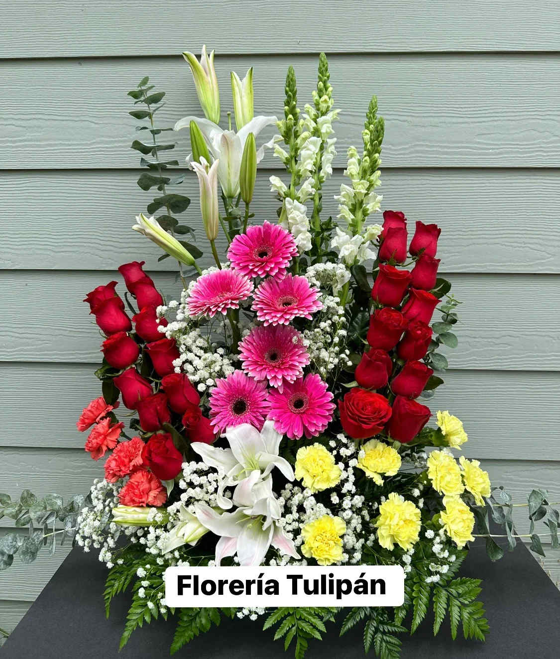 Arreglo de una vista flores surtidas 4 -  Incluye:  Rosas rojas frescas Gerberas rosadas vibrantes Lirios blancos elegantes Flores complementarias y follaje fino   Ideal para:  Regalo del Día de las Madres Sorprender con un detalle inolvidable Expresar amor y agradecimiento    Haz tu pedido en línea y regala emociones que florecen.