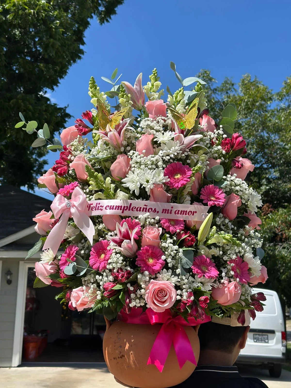 Arreglo en Ollita -  Arreglo Floral Premium con Lirios y Rosas en Base Decorativa   Sorprende con este espectacular arreglo floral de diseño vertical, elaborado con una combinación armoniosa de lirios rosados, rosas en tono pastel, gerberas y flores blancas de complemento.  Su presentación en base decorativa color terracota con detalles delicados y moño rosa lo convierte en un regalo sofisticado y lleno de ternura.  Perfecto para transmitir amor, admiración y dulzura en cualquier ocasión especial.   Detalles del producto:  Lirios rosados protagonistas Rosas color rosa pastel Gerberas rosadas Flores blancas de relleno (baby breath y crisantemos) Base decorativa reutilizable Moño en tono rosa Diseño alto y elegante     Ideal para cumpleaños, aniversario, Día de las Madres, felicitaciones o agradecimientos especiales.  Un arreglo floral que destaca por su volumen, frescura y elegancia.