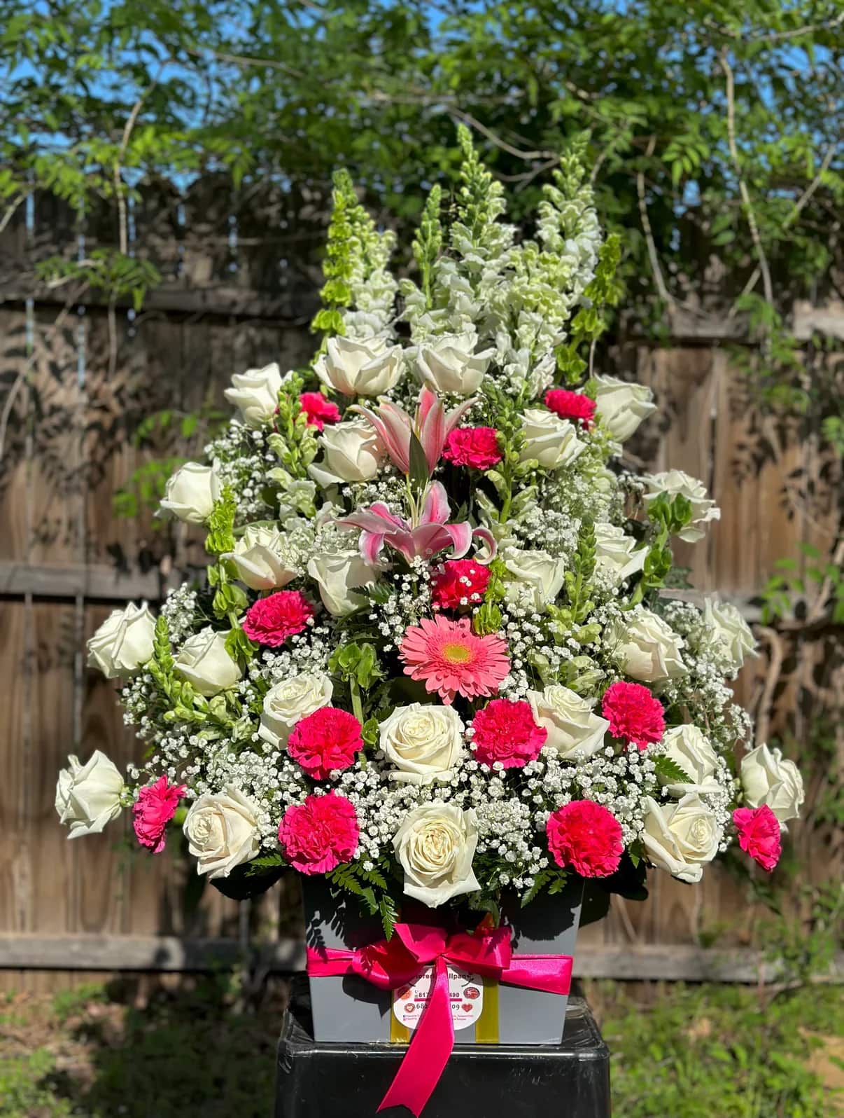 Arreglo funeral 4 - ?Arreglo Fúnebre Premium “Descansa en Paz” ️  Honra la memoria de tu ser querido con este imponente arreglo floral en tonos blanco y azul, símbolo de paz, serenidad y esperanza eterna.  Diseñado con una armoniosa combinación de rosas blancas, lirios, crisantemos, claveles azules y delicadas flores de complemento, este arreglo transmite respeto y acompañamiento en momentos difíciles.  Incluye banda con la leyenda “Descansa en Paz”, ideal para expresar tus condolencias con elegancia y sensibilidad.   Detalles del producto:  Rosas blancas frescas Lirios blancos Crisantemos blancos Claveles azules Flores de relleno (baby breath) Follaje verde natural Base resistente incluida Banda con mensaje personalizable   ️ Ideal para funerales, velorios o servicios conmemorativos.  Un arreglo solemne y distinguido para expresar apoyo y respeto.