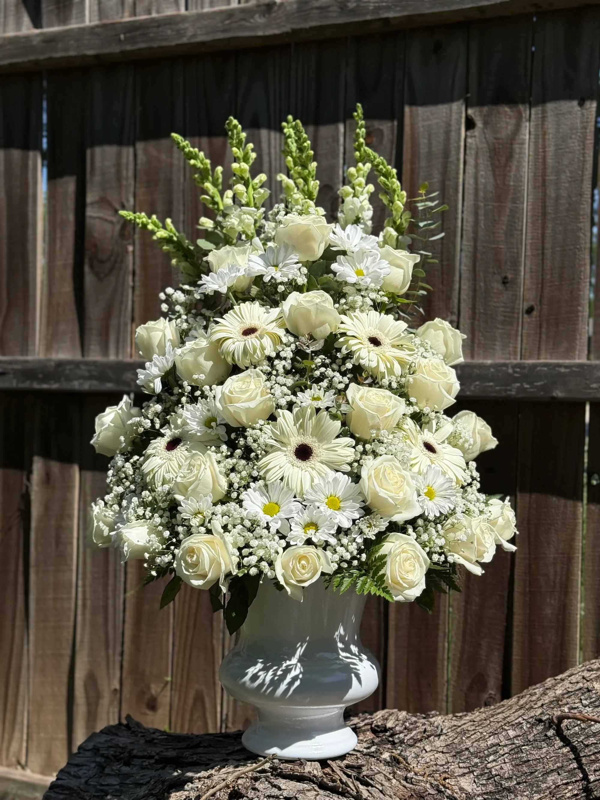 Arreglo para funeral - Elegante arreglo floral en tonos blancos diseñado con rosas, gerberas, margaritas y delicados detalles de gypsophila. Una creación sofisticada y llena de armonía, perfecta para expresar amor, paz y condolencias en momentos especiales.   Incluye: • Rosas blancas • Gerberas blancas • Margaritas • Baby’s breath • Base elegante blanca  Ideal para funerales, ceremonias, condolencias o decoraciones elegantes.