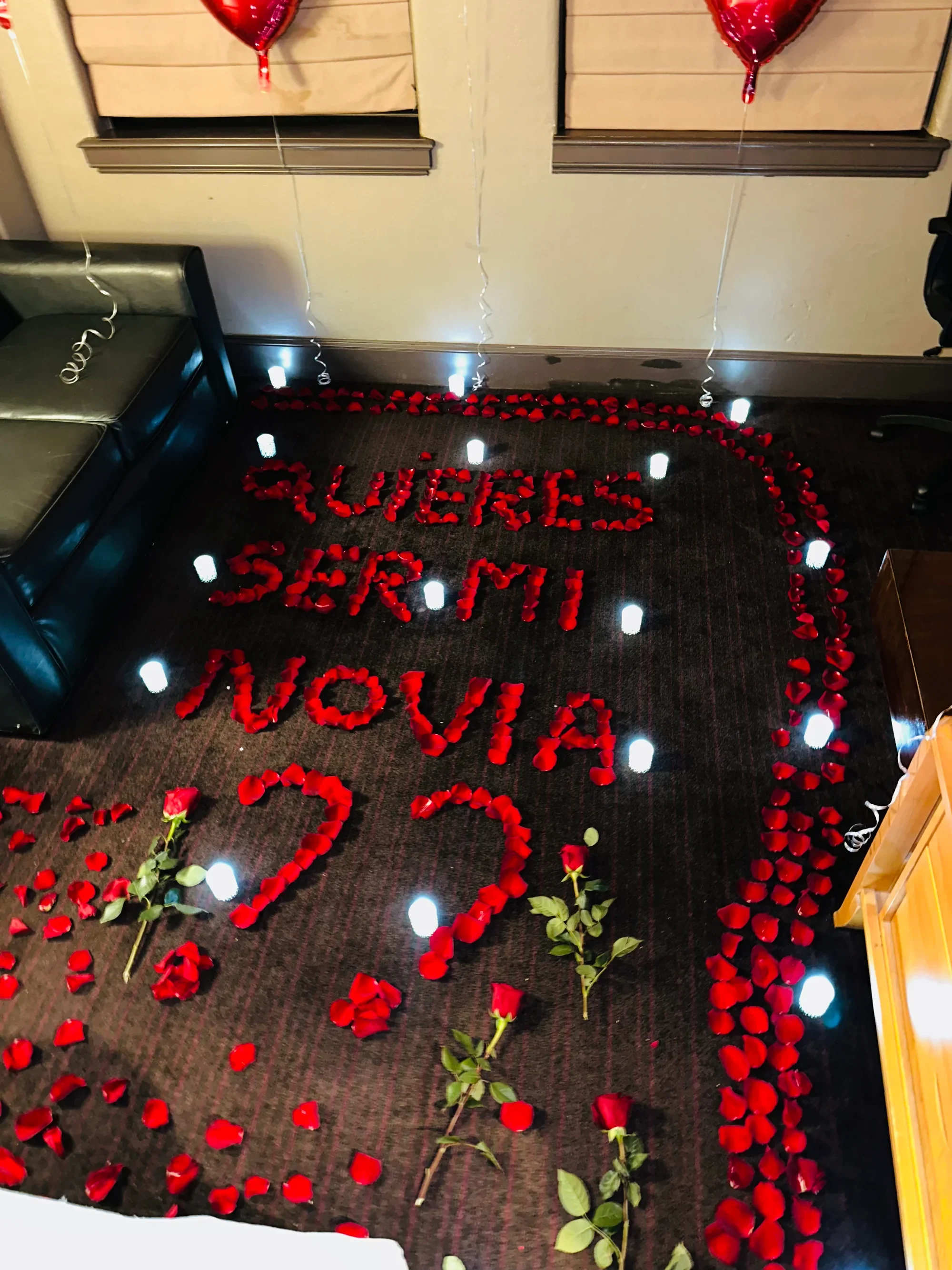 Avitacion de corada - Crea un momento mágico e inolvidable con esta espectacular decoración romántica diseñada para propuestas de matrimonio o celebraciones especiales. Cada detalle está pensado para sorprender y emocionar.   Incluye:   Corazón grande elaborado con pétalos de rosa ️ Velas LED distribuidas dentro del diseño para un ambiente íntimo  Ramo premium de rosas rojas con delicados detalles blancos  Corona decorativa elegante  Banda personalizada con el mensaje “¿Te quieres casar conmigo?”  Montaje romántico ideal para habitación o espacio privado  Perfecto para propuestas de matrimonio, aniversarios o una sorpresa inolvidable para tu pareja.   Diseño exclusivo y preparación cuidadosa en cada detalle.  Disponible con servicio de montaje (según disponibilidad).