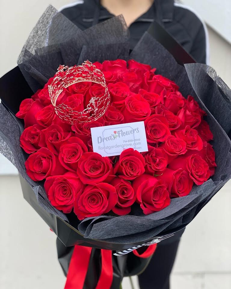 Unforgettable  - 50 Long Stem Red Rose handheld bouquet.   Wrapped in black, if other color wrapping is wanted that can be requested in the delivery note section. 