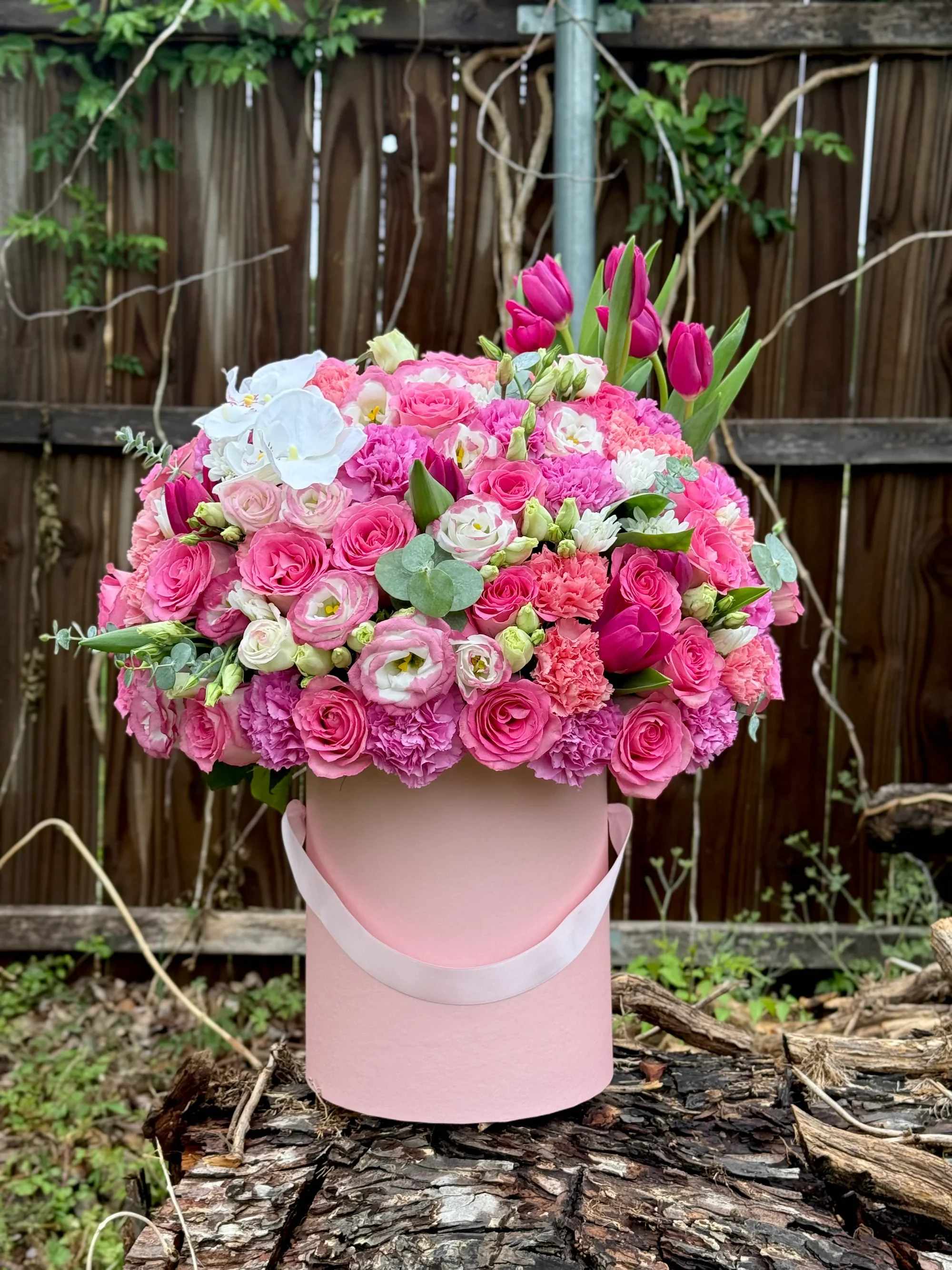 Caja de flores surtidas 7 - Un diseño delicado y sofisticado que combina hermosas rosas en tonos rosados, tulipanes vibrantes y detalles frescos que crean un arreglo lleno de vida y romanticismo. Presentado en una elegante caja rosa, es perfecto para sorprender en cumpleaños, aniversarios o cualquier ocasión especial.   Flores frescas de alta calidad  Diseño moderno y exclusivo  Ideal para regalar amor y elegancia  Ordena en línea y sorprende hoy mismo 