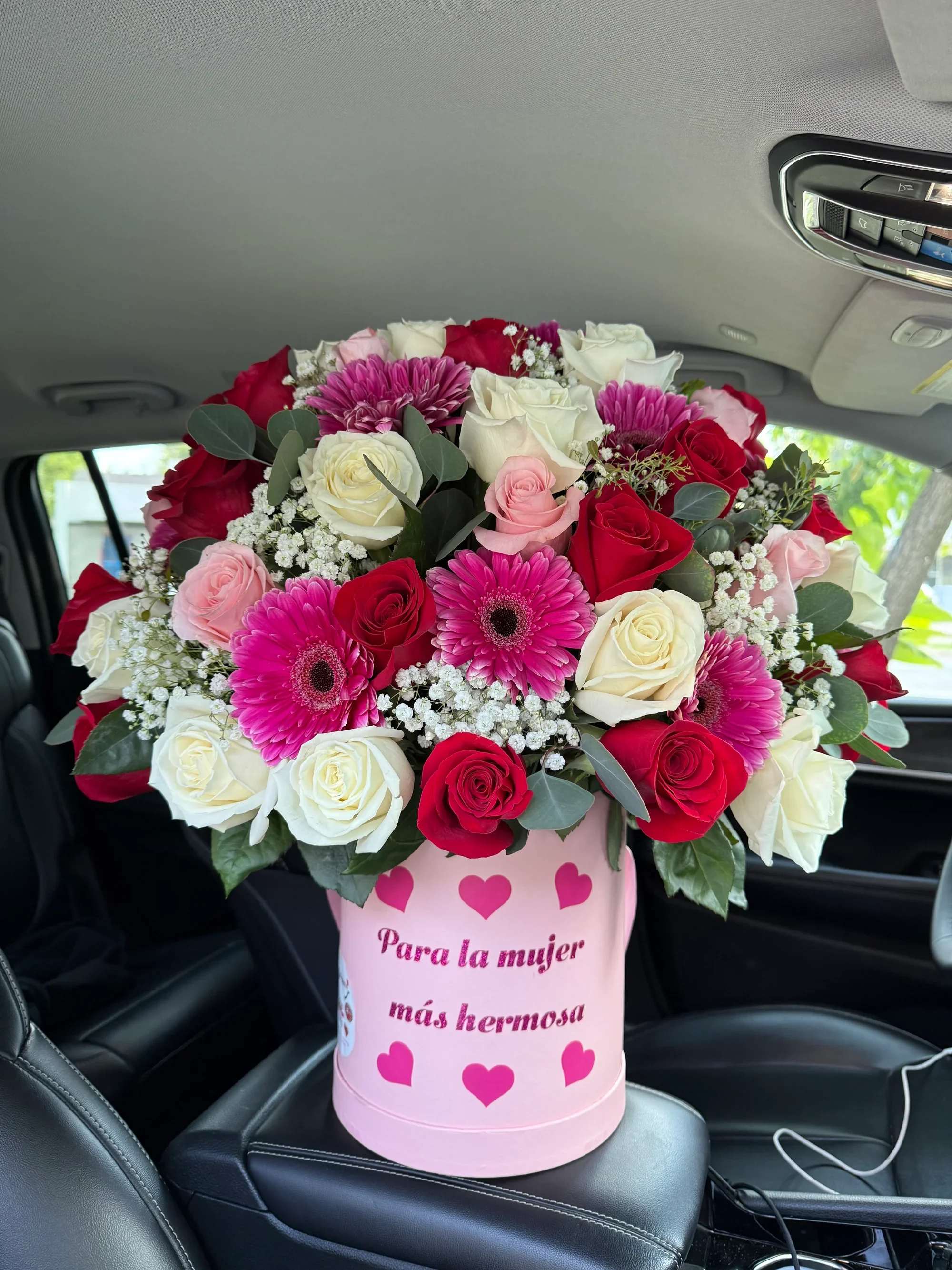 Caja de rosas + gerberas - Cada arreglo está cuidadosamente diseñado con flores frescas de alta calidad y detalles verdes que realzan su volumen y frescura. Incluye un mensaje especial para hacer de este regalo un momento inolvidable.    Ideal para expresar:  Amor incondicional Agradecimiento Admiración hacia mamá    Perfecto para el Día de las Madres   Disponible para entrega a domicilio   Opción de personalizar el mensaje  Haz que su día sea tan especial como ella lo es para ti. Ordena en línea y regala emociones que florecen. 