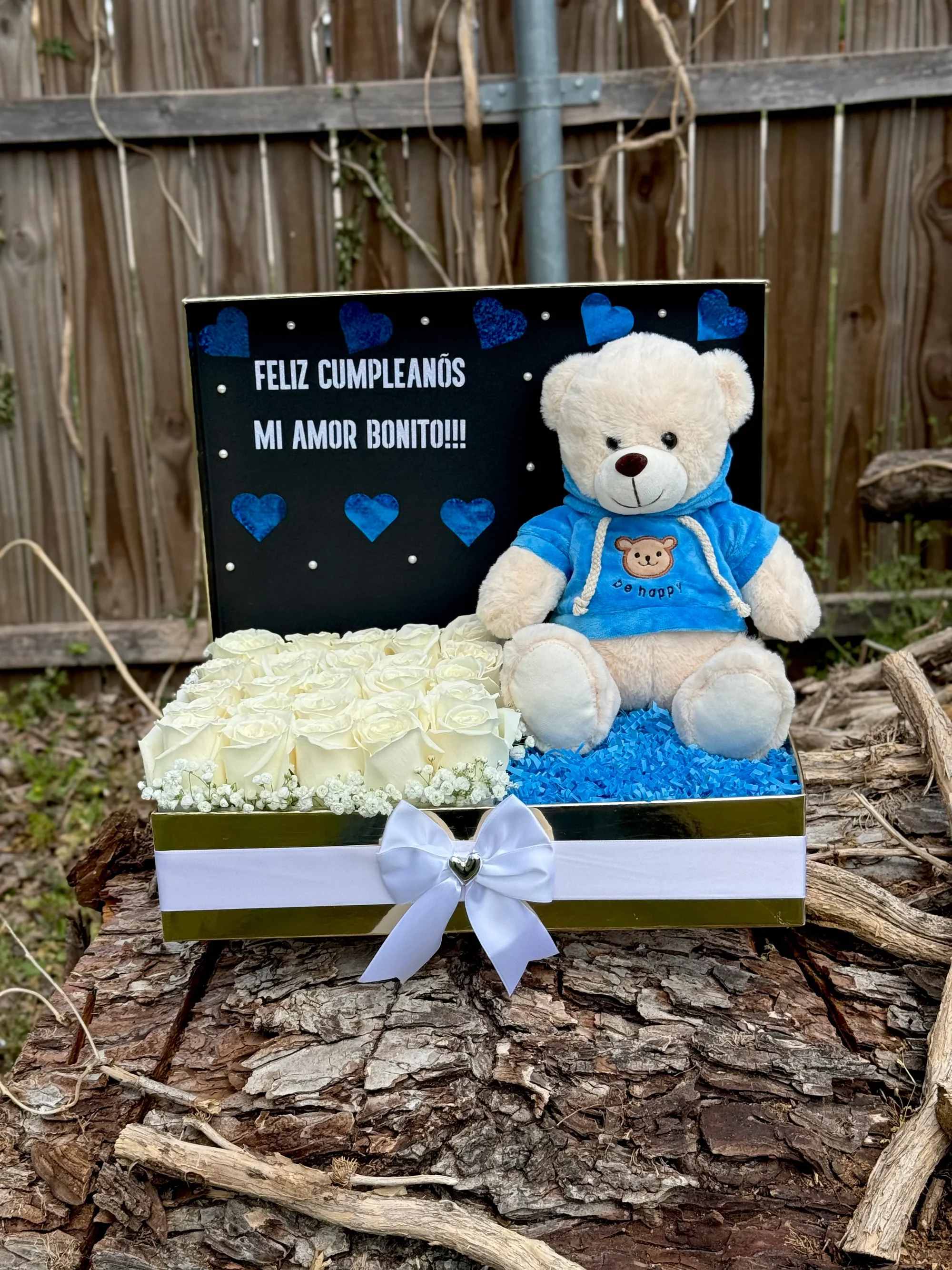 Cajita de rosas + oso - Perfecto para expresar amor, cariño y hacer de ese día un momento inolvidable.   Incluye:  • Rosas frescas de alta calidad  • Peluche suave con diseño encantador  • Caja decorativa con detalles en azul y moño elegante    Ideal para cumpleaños, aniversarios o sorprender a alguien especial.   Haz tu pedido en línea y regala una sonrisa inolvidable.