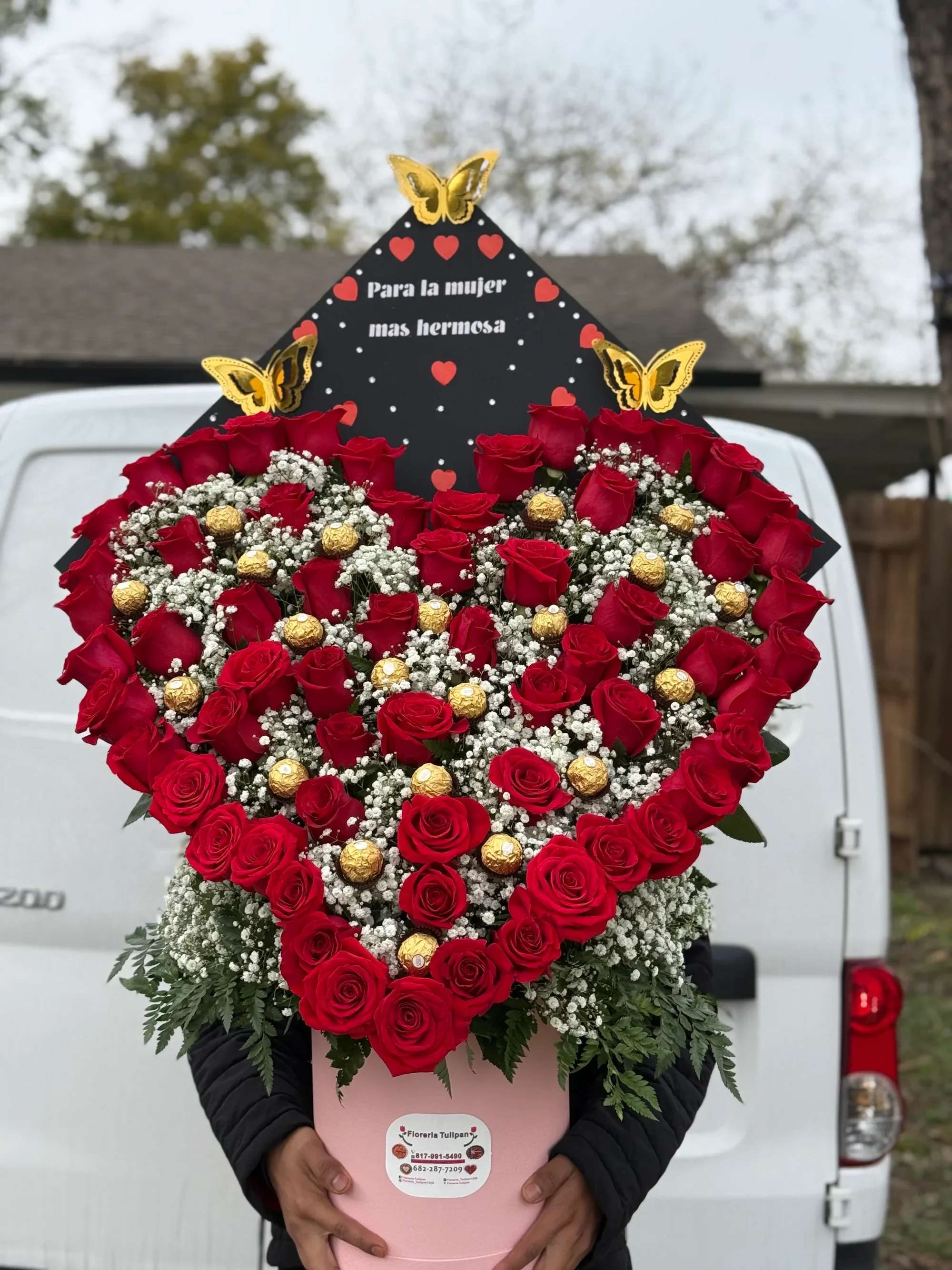 Corazón con chocolates - ️ Arreglo Floral en Forma de Corazón con Peluche y Chocolates   Expresa amor y ternura con este espectacular arreglo floral en forma de corazón. Diseñado con rosas rojas frescas, delicadas flores blancas de complemento y finos chocolates, este detalle es perfecto para sorprender a esa mujer especial.  Al centro incluye un tierno osito de peluche que le da un toque aún más romántico y especial. La parte superior lleva un mensaje emotivo ideal para dedicar en momentos importantes.   Detalles del producto:  Diseño en forma de corazón Rosas rojas frescas Flores blancas de relleno (baby breath) Chocolates tipo Ferrero Peluche decorativo incluido Base tipo canasta resistente Mensaje personalizado en la parte superior   Ideal para aniversario, cumpleaños, San Valentín, propuesta o simplemente para decir “gracias por tu tiempo y tu amor”.   Un regalo elegante, romántico y lleno de significado que dejará una impresión inolvidable.