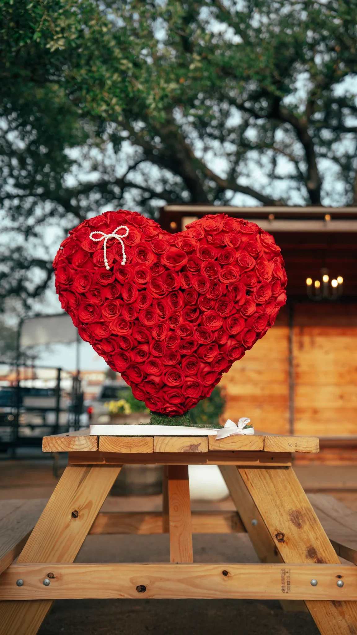 Corazón de rosas - Impresionante corazón floral elaborado con rosas rojas frescas, símbolo perfecto de amor y pasión. Un diseño elegante y romántico ideal para aniversarios, San Valentín o sorprender a esa persona especial. Disponible para entrega a domicilio. ¡Ordena en línea hoy!