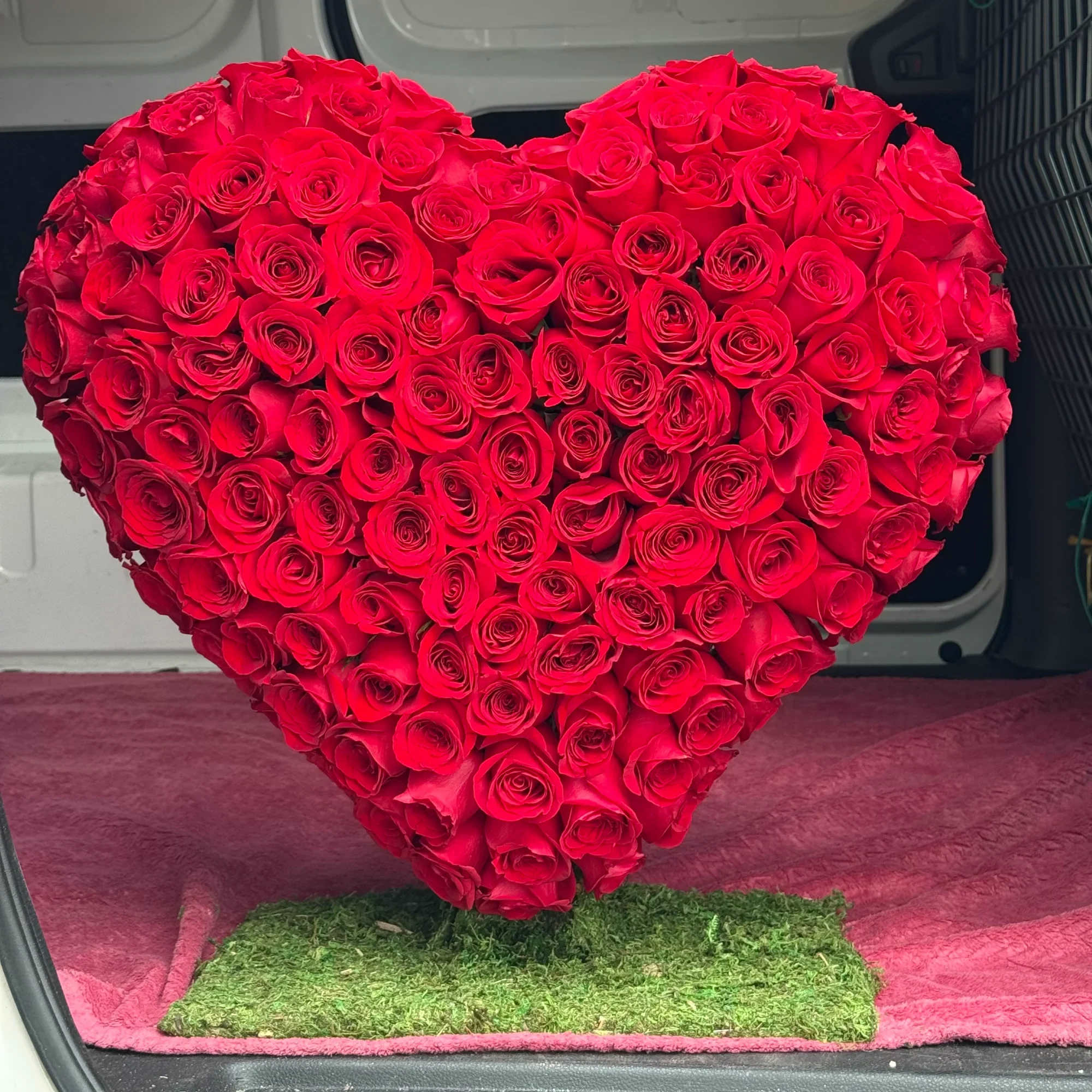 Corazón de rosas 2 - erfecto para ocasiones especiales como aniversarios, cumpleaños, propuestas o simplemente para decir “te amo” de la manera más hermosa.   Diseño exclusivo en forma de corazón   Rosas frescas de alta calidad   Ideal para regalos románticos   Disponible para entrega a domicilio  Haz tu pedido hoy y convierte un momento especial en un recuerdo eterno.