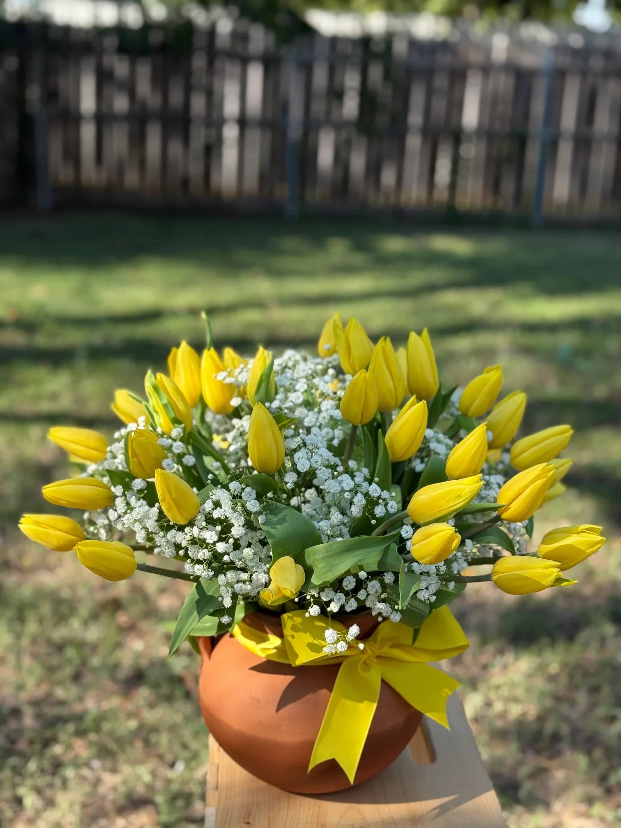 Ollita de tulipanes -  Arreglo de Tulipanes Amarillos en Base de Cerámica   Llena cualquier espacio de luz, alegría y elegancia con este hermoso arreglo de tulipanes amarillos. Diseñado para transmitir felicidad y energía positiva, es el detalle perfecto para sorprender o decorar con estilo natural.   Características del producto:   Tulipanes amarillos frescos de alta calidad  Delicados detalles de flores blancas (baby’s breath) que aportan suavidad y volumen  Follaje verde natural que realza el contraste  Base de cerámica estilo rústico incluida  Moño decorativo en tono amarillo vibrante   Ideal para:  Cumpleaños Agradecimientos Día de la Madre Regalos corporativos Decoración del hogar   Los tulipanes amarillos simbolizan amistad, alegría y buenos deseos, convirtiendo este arreglo en un regalo significativo y elegante.   Disponible para entrega especial.   Sorprende con un detalle fresco, natural y lleno de vida.