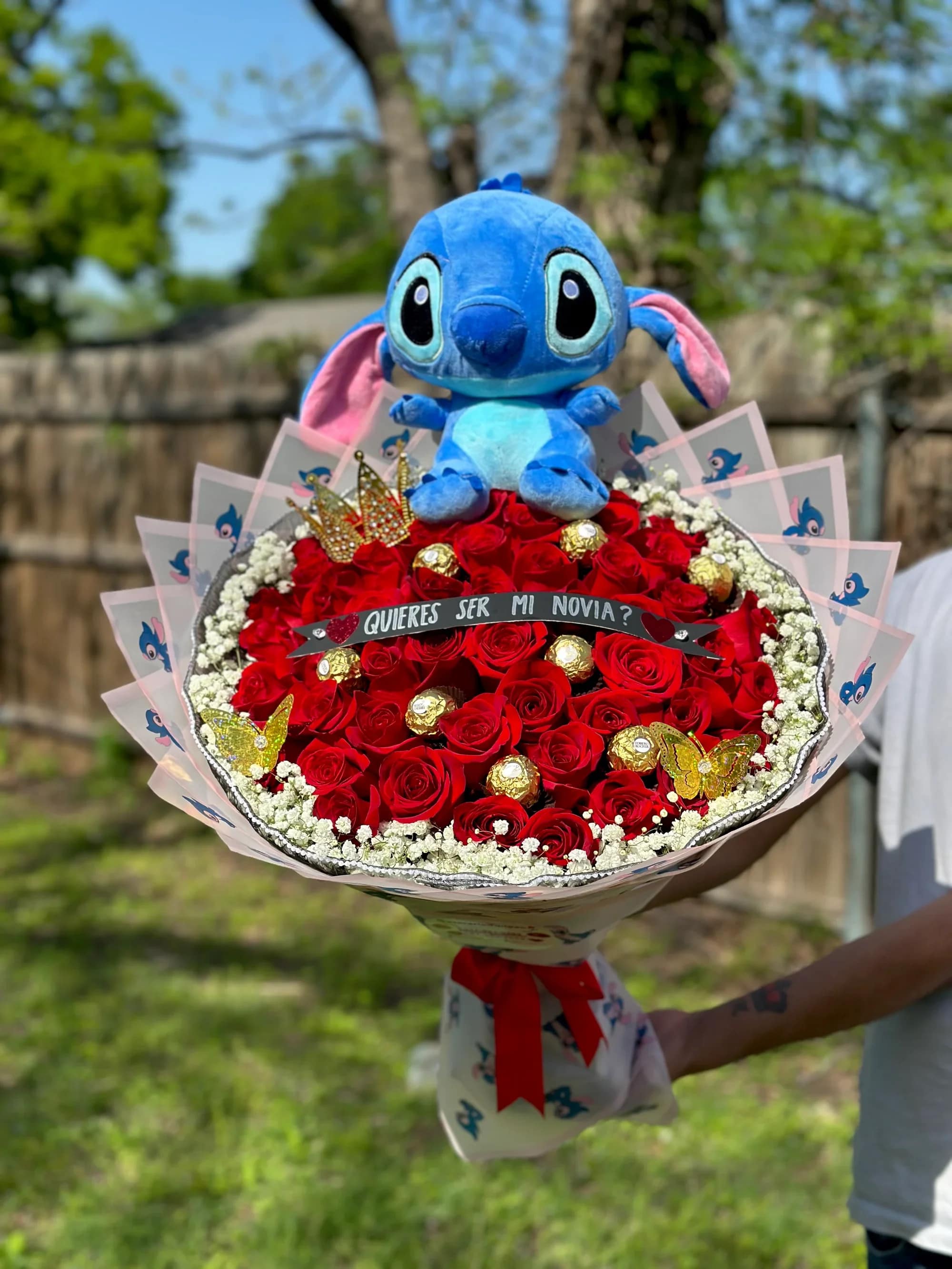Ramo 50 rosas + oso - Un diseño espectacular y lleno de ternura, creado para celebrar a esa persona tan especial que ilumina tu vida. Este impresionante arreglo presenta un gran corazón de rosas rosadas, rodeado de delicadas flores blancas y complementado con una base floral elegante y abundante.  Incluye:   Gran corazón elaborado con rosas rosadas premium  Marco de delicadas flores blancas (baby’s breath)  Base con variedad de flores frescas: gerberas, lirios, rosas y follaje fino  Tierno osito decorativo  Moños elegantes en tono rosa  Banda personalizada con el mensaje “Para nuestra princesa”  Ideal para cumpleaños, celebración de quinceañera, nacimiento, aniversario o para consentir a tu princesa con un detalle inolvidable.   Diseño exclusivo de gran tamaño y presentación impactante.  Disponible para entrega especial.
