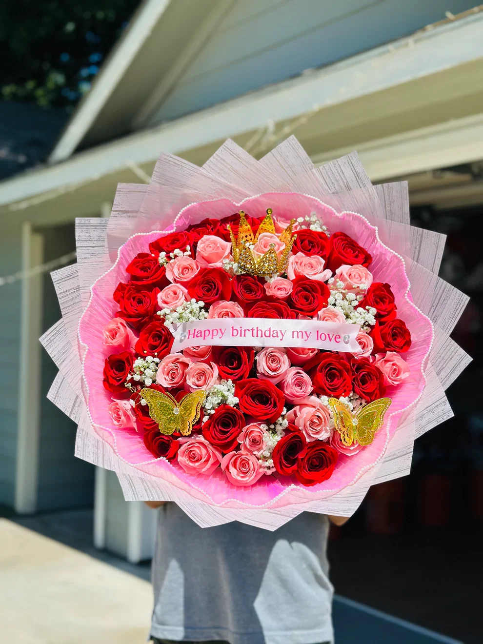 Ramo buchon 13 - Ramo Premium “Happy Birthday My Love” – Rosas Rojas y Rosas Rosadas con Corona  Sorprende a esa persona especial con este espectacular ramo redondo de rosas rojas y rosadas, diseñado para enamorar a primera vista. Incluye una delicada corona decorativa, mariposas doradas y un elegante listón con el mensaje “Happy Birthday my love”, perfecto para celebrar cumpleaños de una manera inolvidable.   Detalles del producto:  Rosas naturales rojas y rosadas de alta calidad Decoración con corona dorada y mariposas Toques de flor blanca (baby’s breath) que resaltan el diseño Envoltura premium en tonos rosa con acabado elegante Diseño grande y llamativo, ideal para sorprender    Ideal para:  Cumpleaños Aniversarios Regalos románticos Sorpresas especiales  Un arreglo floral lleno de amor, elegancia y detalles únicos que hará sentir a tu persona favorita como una reina en su día especial.   Si quieres, también puedo hacer una versión más corta o más elegante para tu tienda.