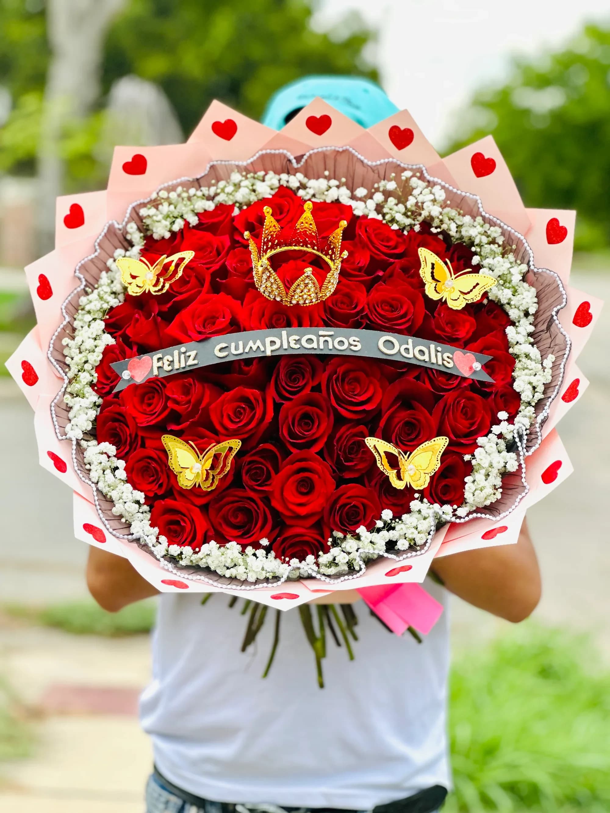 Ramo buchon 16 - Ramo Premium “Happy Birthday My Love” – Rosas Rojas y Rosas Rosadas con Corona  Sorprende a esa persona especial con este espectacular ramo redondo de rosas rojas y rosadas, diseñado para enamorar a primera vista. Incluye una delicada corona decorativa, mariposas doradas y un elegante listón con el mensaje “Happy Birthday my love”, perfecto para celebrar cumpleaños de una manera inolvidable.   Detalles del producto:  Rosas naturales rojas y rosadas de alta calidad Decoración con corona dorada y mariposas Toques de flor blanca (baby’s breath) que resaltan el diseño Envoltura premium en tonos rosa con acabado elegante Diseño grande y llamativo, ideal para sorprender    Ideal para:  Cumpleaños Aniversarios Regalos románticos Sorpresas especiales   Un arreglo floral lleno de amor, elegancia y detalles únicos que hará sentir a tu persona favorita como una reina en su día especial.   Si quieres, también puedo hacer una versión más corta o más elegante para tu tienda.