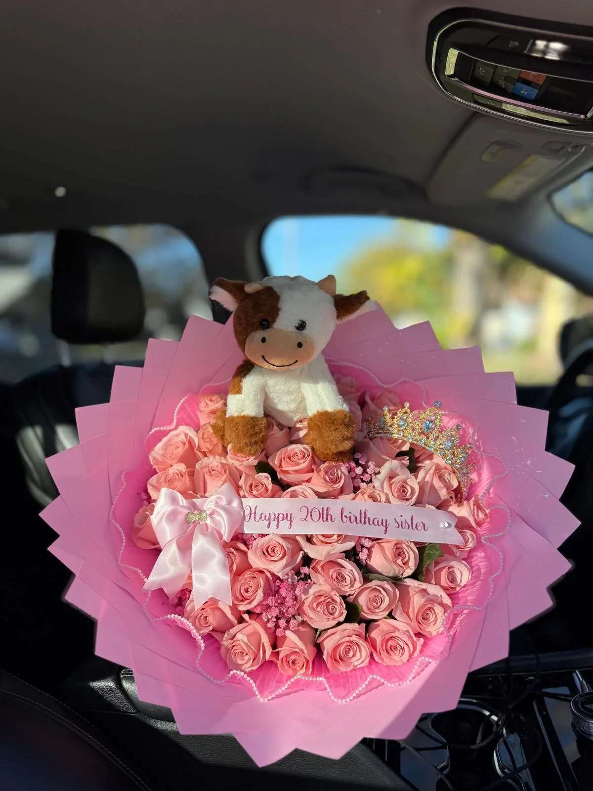 Ramo buchon 18 - Ramo Corazón Real – Rosas Rojas Premium  Haz que se sienta única con este impresionante ramo en forma de corazón, elaborado con elegantes rosas rojas frescas y decorado con delicados cristales brillantes en cada flor. Incluye una hermosa corona dorada y un listón con el mensaje “Para la niña más hermosa”, convirtiéndolo en el regalo perfecto para expresar amor verdadero.   ¿Por qué elegir este ramo?  Diseño exclusivo en forma de corazón Rosas rojas premium de larga duración Detalles brillantes que aportan lujo y elegancia Envoltura rosa de acabado fino y romántico Ideal para sorprender y enamorar   Perfecto para:  San Valentín, aniversarios, cumpleaños, propuestas o cualquier ocasión donde quieras decir “eres la más especial”.  Un arreglo impactante, romántico y lleno de detalles que roba suspiros desde el primer momento. ️