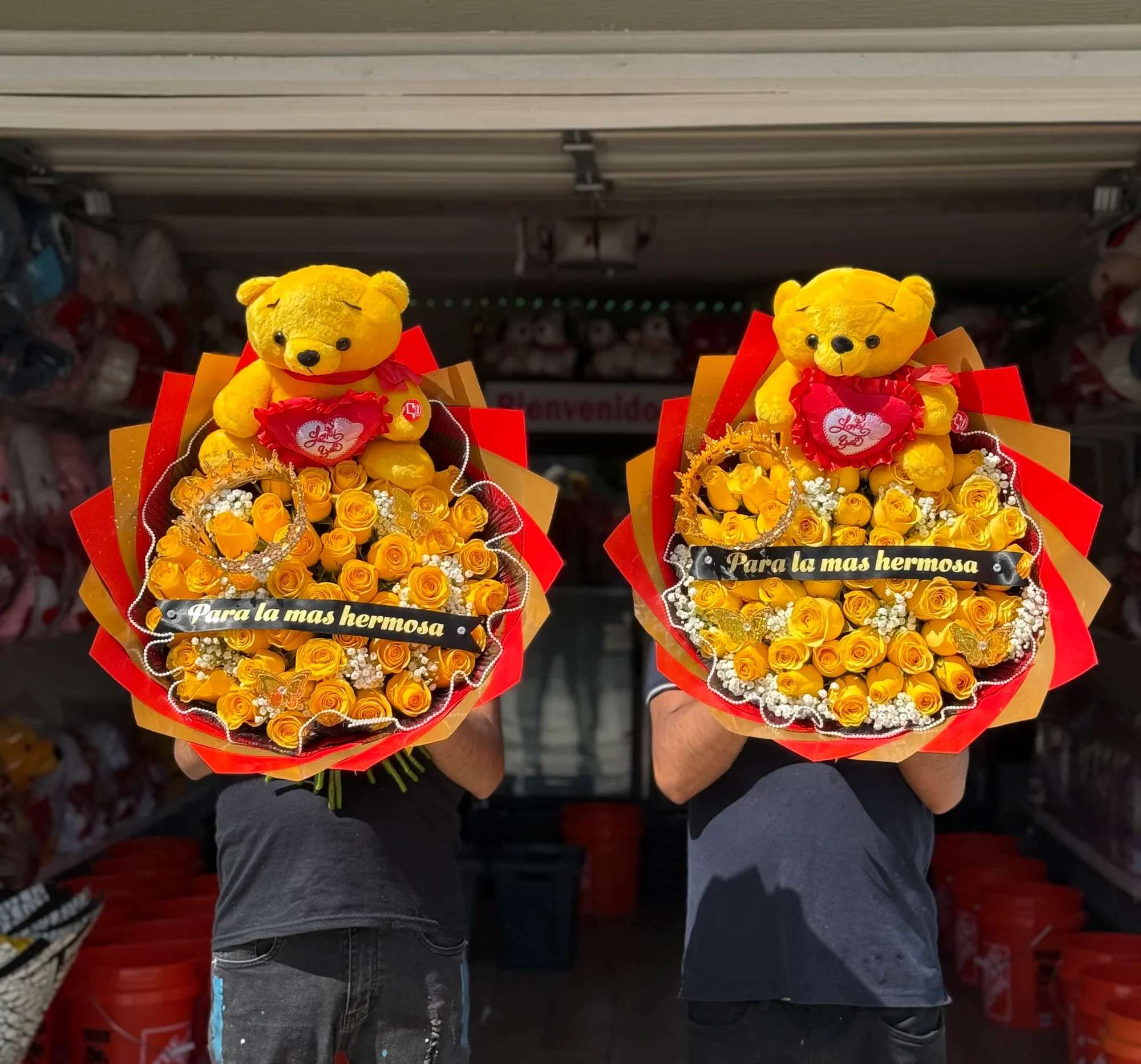 Ramo buchon 27 - Ramo de Rosas Amarillas con Oso de Peluche   Sorprende a esa persona especial con este hermoso arreglo de rosas amarillas naturales, cuidadosamente acomodadas en un elegante bouquet y acompañado de un tierno oso de peluche con corazón. Incluye un delicado detalle decorativo y la frase “Para la más hermosa”, perfecto para expresar amor, admiración y cariño.  Las rosas amarillas simbolizan alegría, amistad y amor sincero, convirtiendo este arreglo en el regalo ideal para cumpleaños, aniversarios, el 21 de marzo (día de las flores amarillas) o cualquier ocasión especial.   Incluye:  Rosas amarillas frescas de alta calidad Oso de peluche decorativo Detalles y decoración elegante Frase romántica en el arreglo Envoltura premium lista para regalar    Perfecto para sorprender y alegrar el día de alguien especial.   Disponible para entrega a domicilio