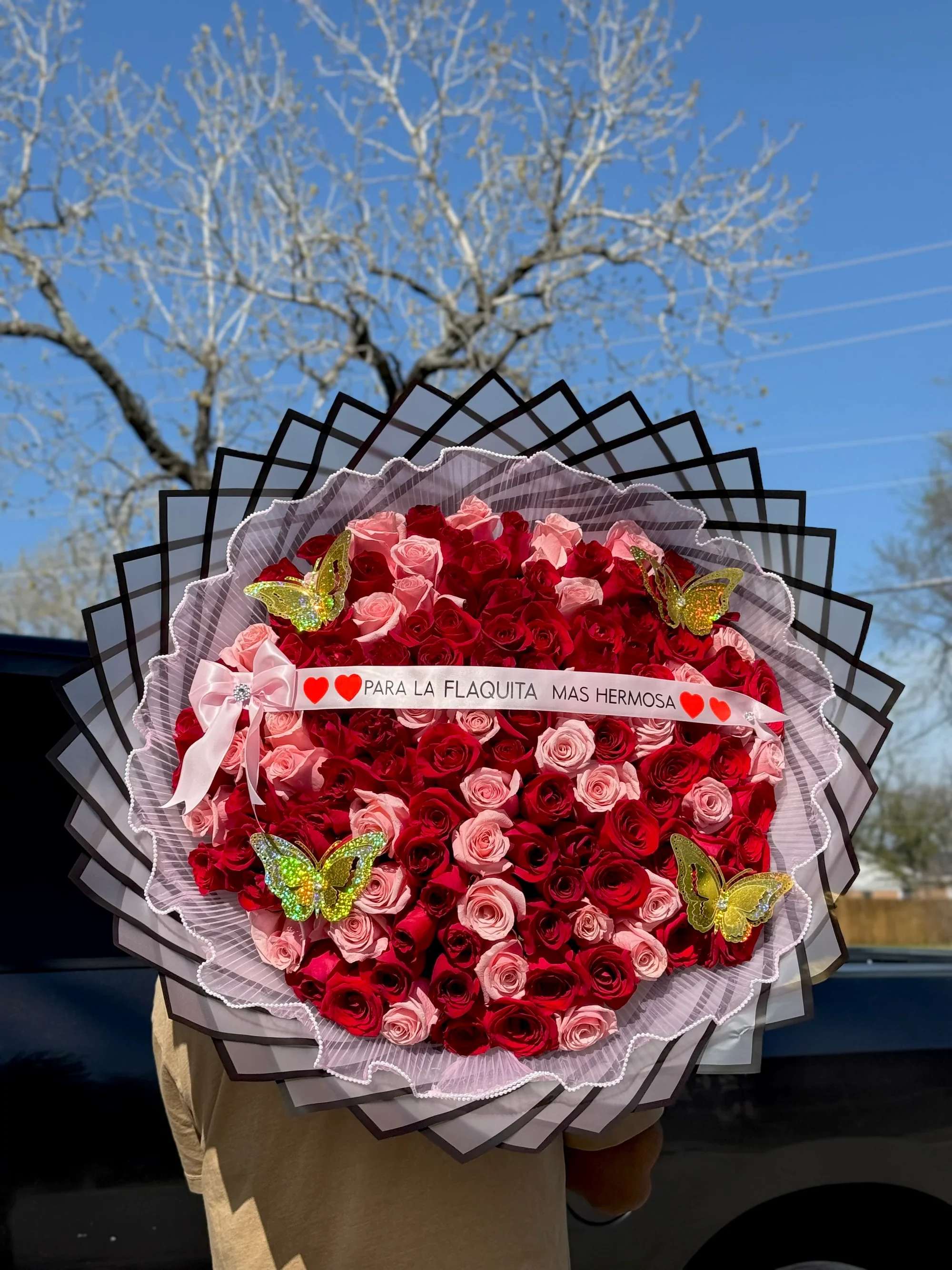 Ramo buchon 28 - Un arreglo espectacular de rosas rojas y rosas rosadas diseñado para expresar amor, admiración y ternura. Este hermoso bouquet está cuidadosamente elaborado con decenas de rosas frescas que crean una combinación elegante y romántica.  El diseño está envuelto con un estilo moderno y decorado con delicadas mariposas que le dan un toque único y especial. En el centro lleva una cinta con el mensaje “Para la flaquita más hermosa”, convirtiéndolo en el regalo perfecto para sorprender a alguien especial.  Ideal para ocasiones románticas como aniversarios, cumpleaños, San Valentín o simplemente para demostrar cuánto amas a esa persona.   Rosas frescas premium  Decoración con mariposas elegantes  Presentación de lujo lista para regalar ️ Perfecto para sorprender a tu persona especial