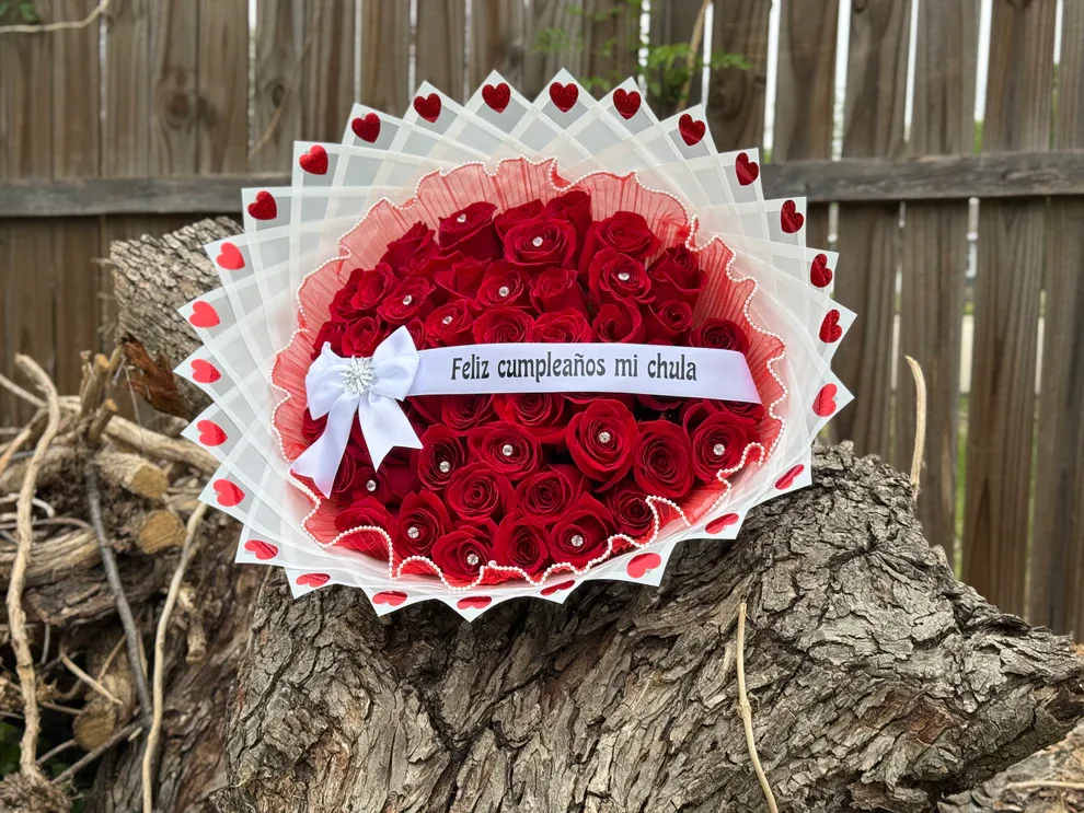 Ramo buchon 29 - Sorprende con este hermoso arreglo en forma de corazón, elaborado con rosas rojas premium cuidadosamente acomodadas y decoradas con detalles brillantes que lo hacen aún más especial. Incluye un delicado moño y una banda personalizada con el mensaje “Feliz cumpleaños mi chula”, perfecto para expresar amor y cariño en su día.   Ideal para: cumpleaños, sorpresas románticas o detalles inolvidables  Diseño exclusivo y listo para regalar  Disponible para entrega a domicilio  Haz tu pedido en línea y enamora con cada detalle. 