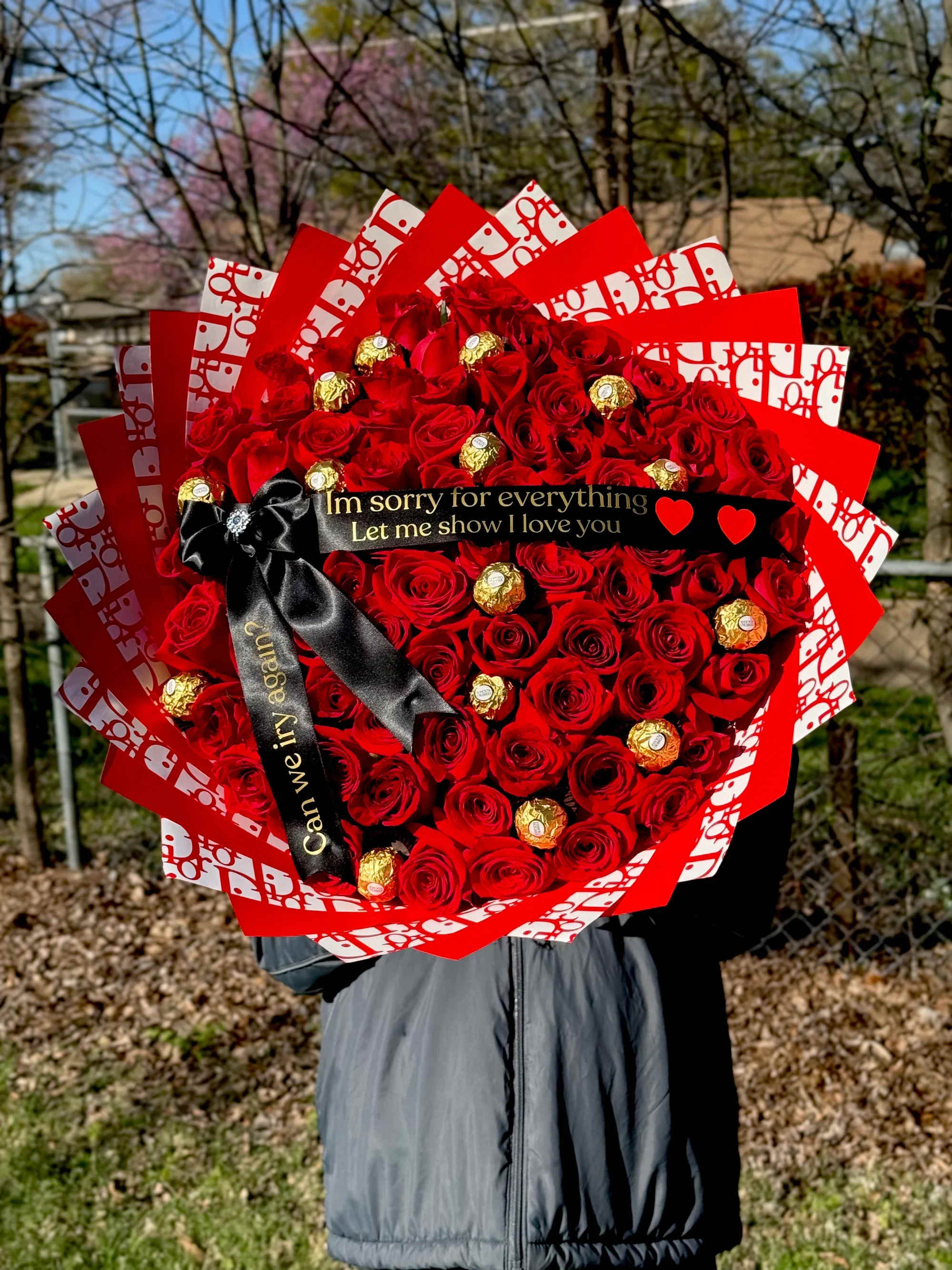 Ramo buchon + chocolates - Sorprende a esa persona especial con este impresionante bouquet de rosas rojas premium acompañado de deliciosos chocolates Ferrero Rocher. Este arreglo combina elegancia, romance y dulzura en un diseño espectacular que roba miradas.  Perfecto para pedir perdón, expresar amor o sorprender en una ocasión especial, este bouquet incluye un hermoso listón con mensaje romántico que hace el regalo aún más significativo.   Detalles del arreglo:  Rosas rojas frescas de alta calidad Chocolates Ferrero Rocher incluidos Envoltura elegante de lujo en tonos rojos Listón decorativo con mensaje romántico Diseño grande y llamativo ideal para regalar    Ideal para:  Pedir disculpas Aniversarios San Valentín Cumpleaños Sorprender a tu pareja