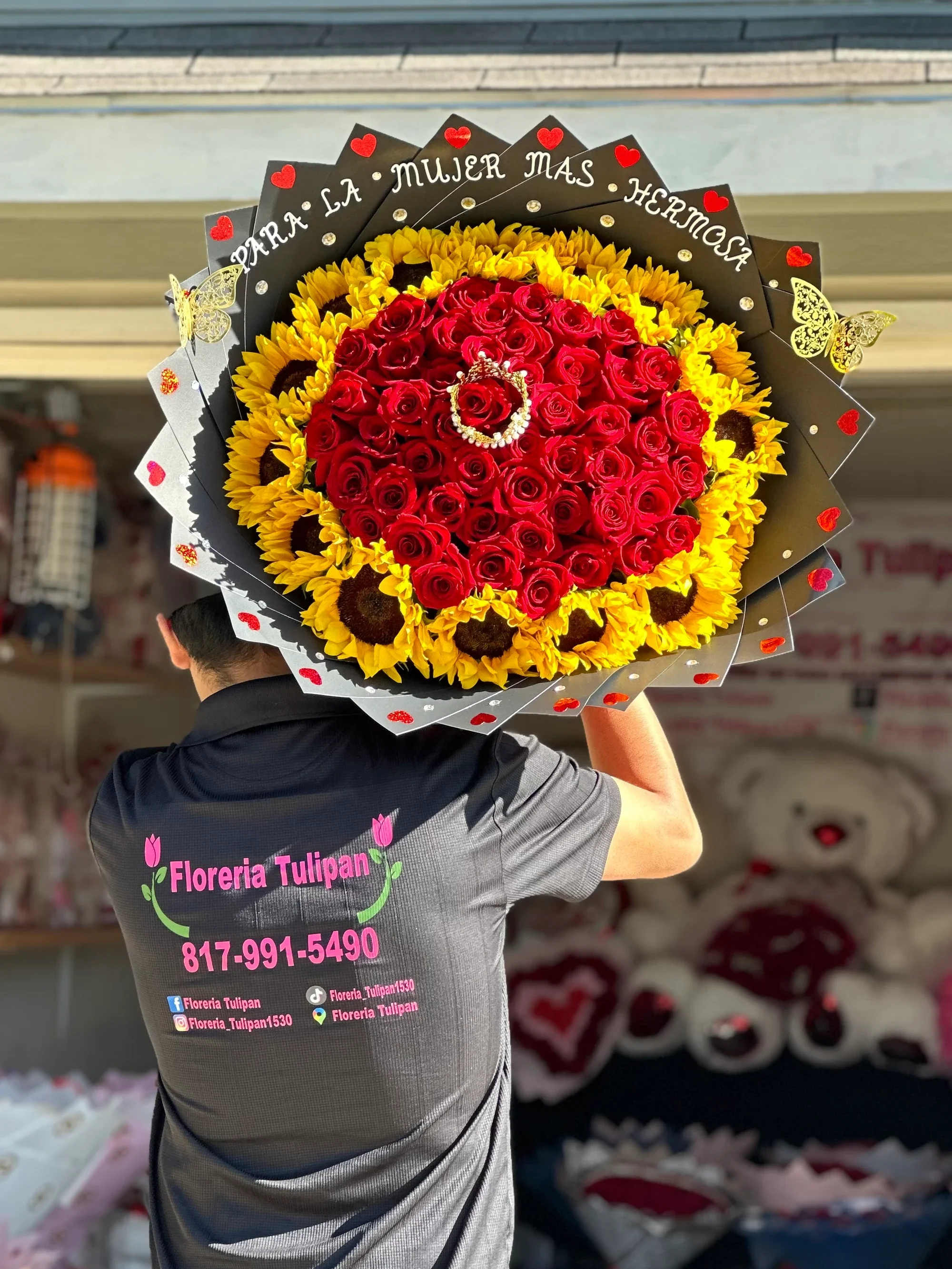 Ramo buchon 50 rosas y - Un arreglo impactante y lleno de elegancia, diseñado para sorprender a esa mujer especial. La combinación perfecta entre la pasión de las rosas rojas y la energía radiante de los girasoles crea un regalo inolvidable.  Incluye:   Rosas rojas frescas de alta calidad  Hermosos girasoles naturales alrededor del diseño  Corona decorativa que aporta un toque real y exclusivo  Detalles decorativos elegantes  Presentación especial con mensaje “Para la Mujer Más Hermosa”  Ideal para cumpleaños, aniversarios, Día de la Madre o simplemente para recordarle cuánto la amas y admiras.   Diseño artesanal, elegante y de gran tamaño.  Disponible para entrega especial.  Si quieres una versión más corta, más lujosa o más romántica para tu tienda, dime y te la preparo.