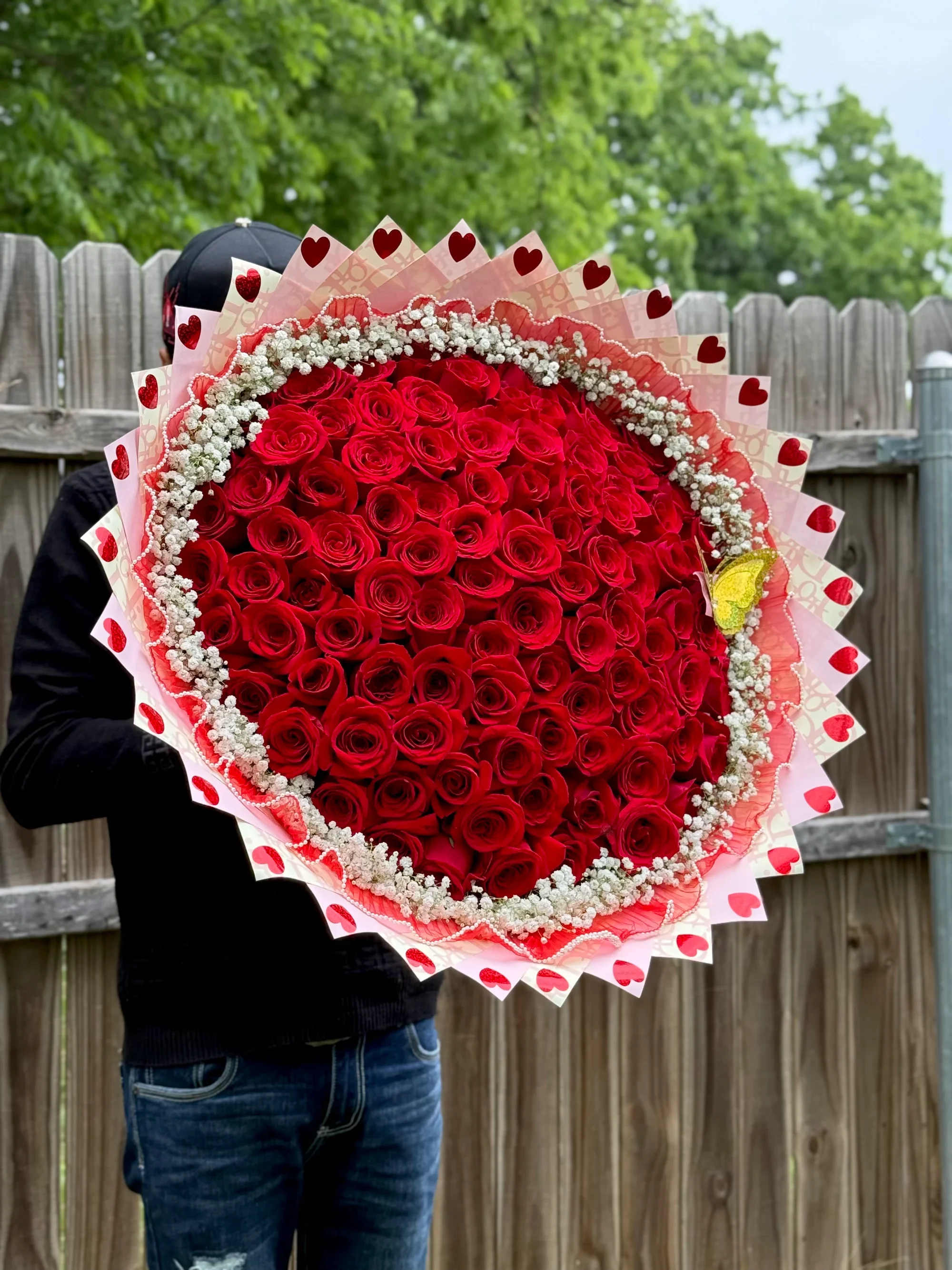 Ramo buchón de 100 rosas - Rosas rojas frescas de alta calidad Decoración con flores blancas delicadas Envoltura elegante con detalles de corazones Toque especial con mariposa decorativa   Ideal para:  Aniversarios Día de San Valentín Cumpleaños Sorpresas románticas  Haz que ese momento sea inolvidable con un detalle que habla por sí solo. ️   Ordena en línea y recibe directo en tu puerta.