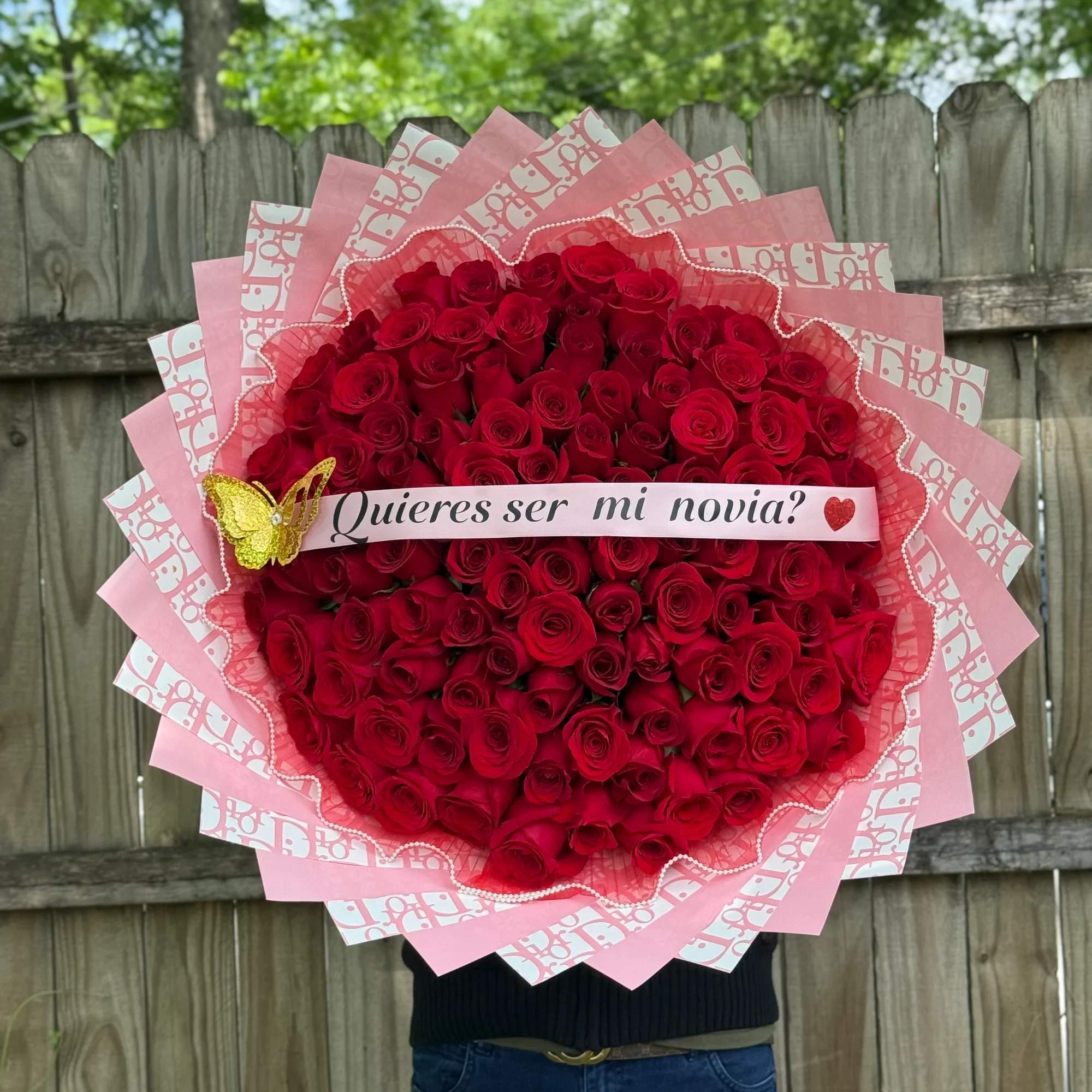 Ramo buchon de rosas rojas - Sorprende con este hermoso ramo de rosas rojas, diseñado para un momento inolvidable. ️ Incluye mensaje especial “¿Quieres ser mi novia?” perfecto para una propuesta romántica llena de amor y detalles.  Ordena en línea con delivery disponible.
