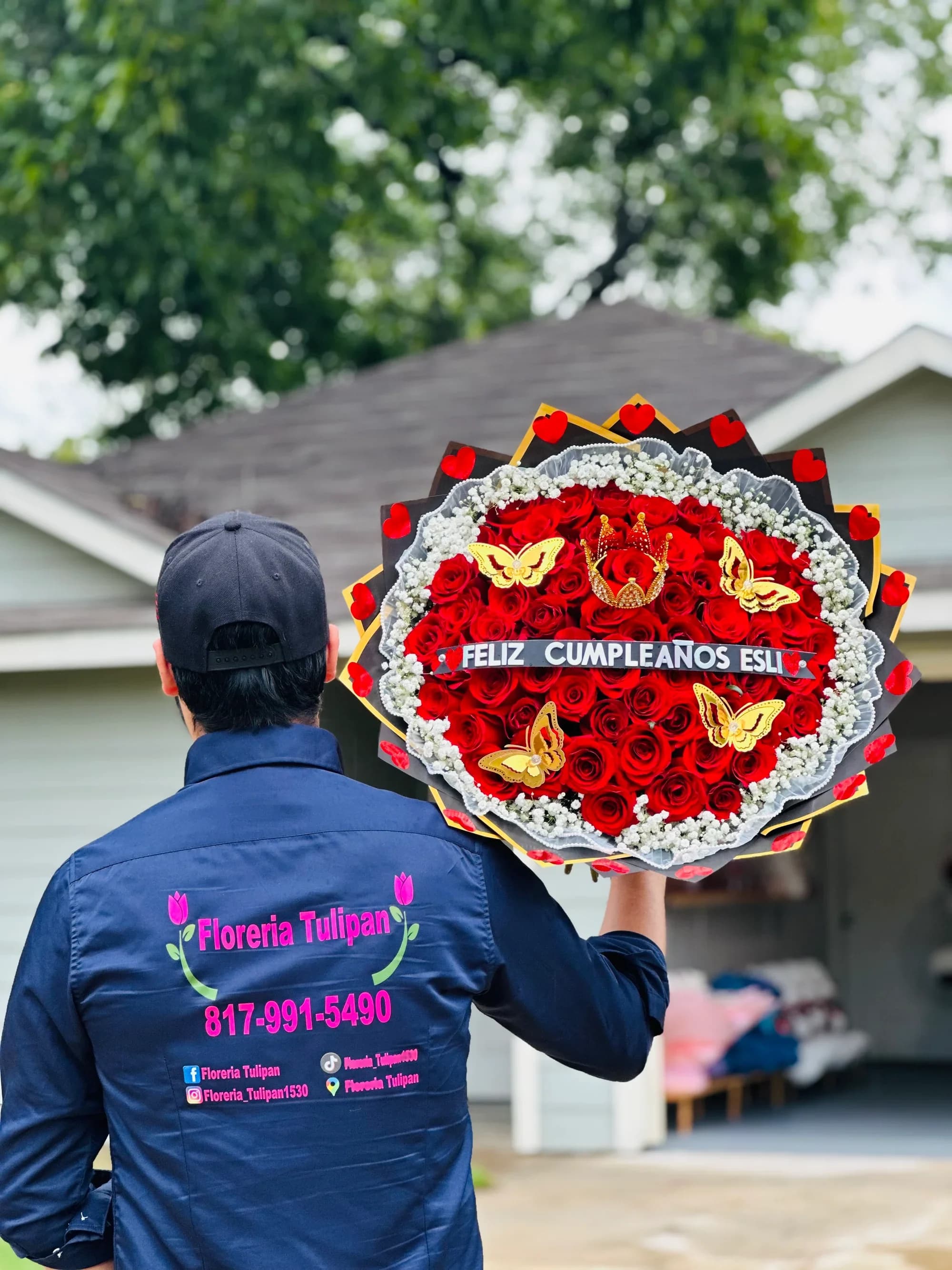 Ramo buchon 37 -  Ramo Premium “Para la Esposa Más Linda”   Sorprende al amor de tu vida con este espectacular ramo de rosas rojas, diseñado para expresar pasión, elegancia y dedicación en cada detalle. Un arreglo exclusivo que combina romanticismo y lujo en una sola pieza.     Detalles del producto   Rosas rojas frescas de alta calidad  Chocolates tipo Ferrero integrados en el arreglo  Decoración con mariposas doradas elegantes  Corona decorativa central que simboliza lo especial que es para ti  Listón personalizado con mensaje: “Para la esposa más linda te amo”  Envoltura premium en tonos negros con detalles de corazones rojos    Ideal para:  Aniversarios Cumpleaños Día de San Valentín Sorpresas románticas Celebraciones especiales   Este ramo no solo es un regalo, es una experiencia inolvidable que transmite amor y admiración desde el primer momento.   Disponible para entrega especial. ️ Haz tu pedido hoy y enamora con un detalle único.