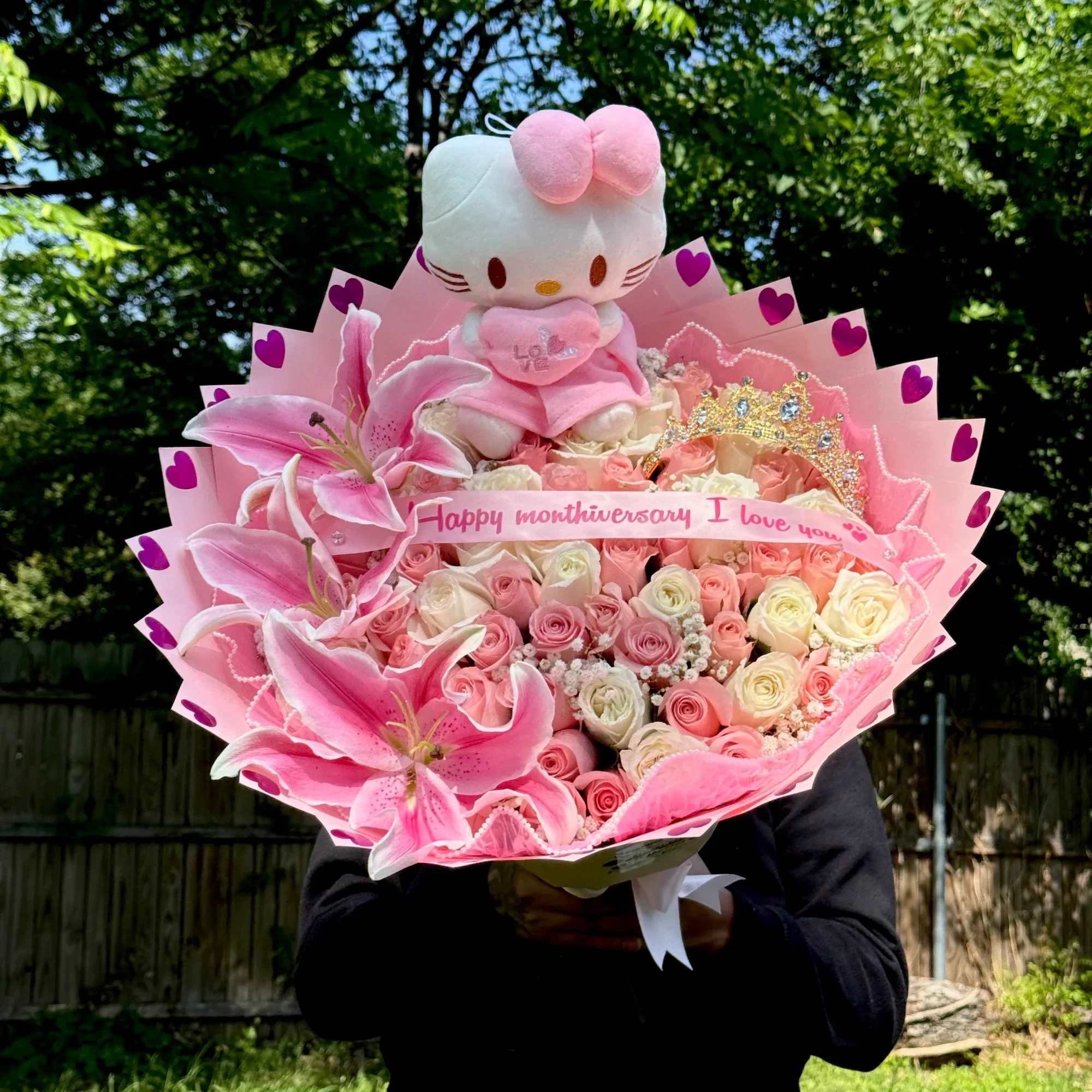 Ramo buchon 39 - Un hermoso bouquet en tonos rosas diseñado para enamorar  Este arreglo combina delicadas rosas, gerberas y tulipanes con detalles de baby’s breath y mariposas decorativas que lo hacen aún más especial. Perfecto para sorprender en cumpleaños, aniversarios o cualquier ocasión llena de amor y ternura. 
