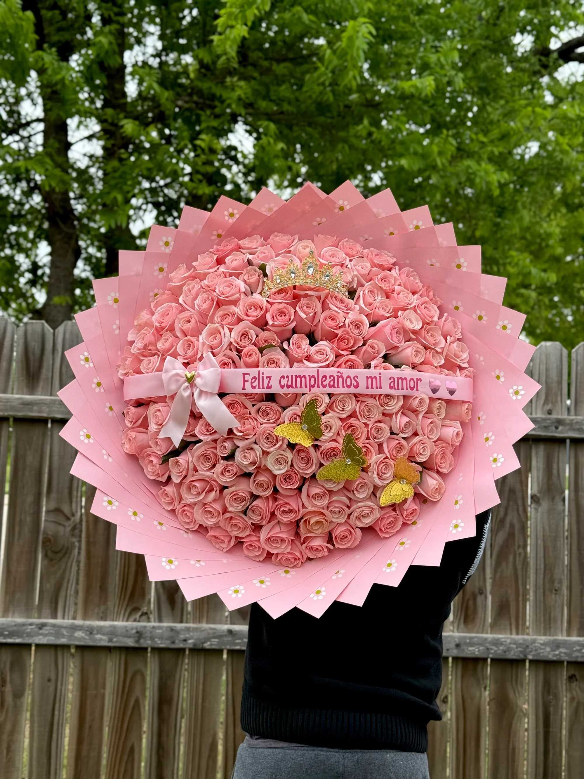 Ramo buchon 40 - Sorprende con un detalle inolvidable  Este hermoso ramo buchón está elaborado con delicadas rosas en tonos rosados, cuidadosamente acomodadas para crear un diseño elegante, romántico y lleno de amor.   Incluye:  Rosas frescas de alta calidad  Diseño buchón premium Moño decorativo elegante  Corona decorativa tipo princesa  Mariposas doradas  Banda personalizada con mensaje: “Feliz cumpleaños mi amor”    Perfecto para:  Cumpleaños Sorprender a tu pareja Regalos románticos Momentos especiales    Disponible para entrega local o pickup en tienda  Haz que su día sea único con un regalo que habla por ti ️