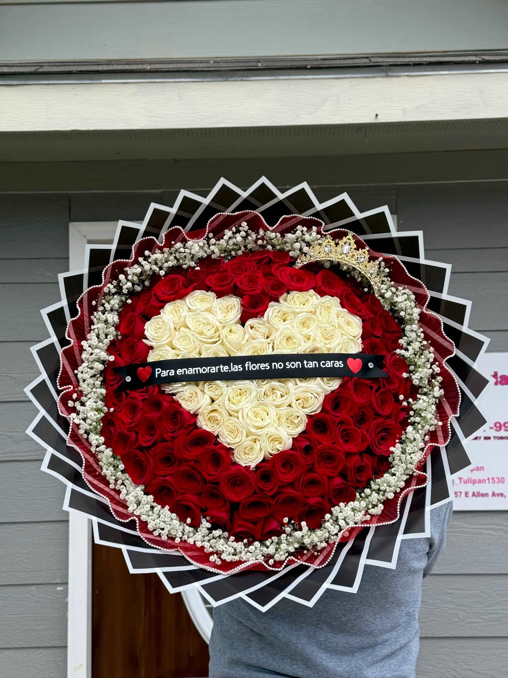 Ramo de 100 rosas en corazón - Sorprende con este hermoso arreglo de rosas rojas y blancas en forma de corazón ️ Elegancia, amor y detalle en un solo ramo. Perfecto para enamorar. Ordena en línea hoy mismo 
