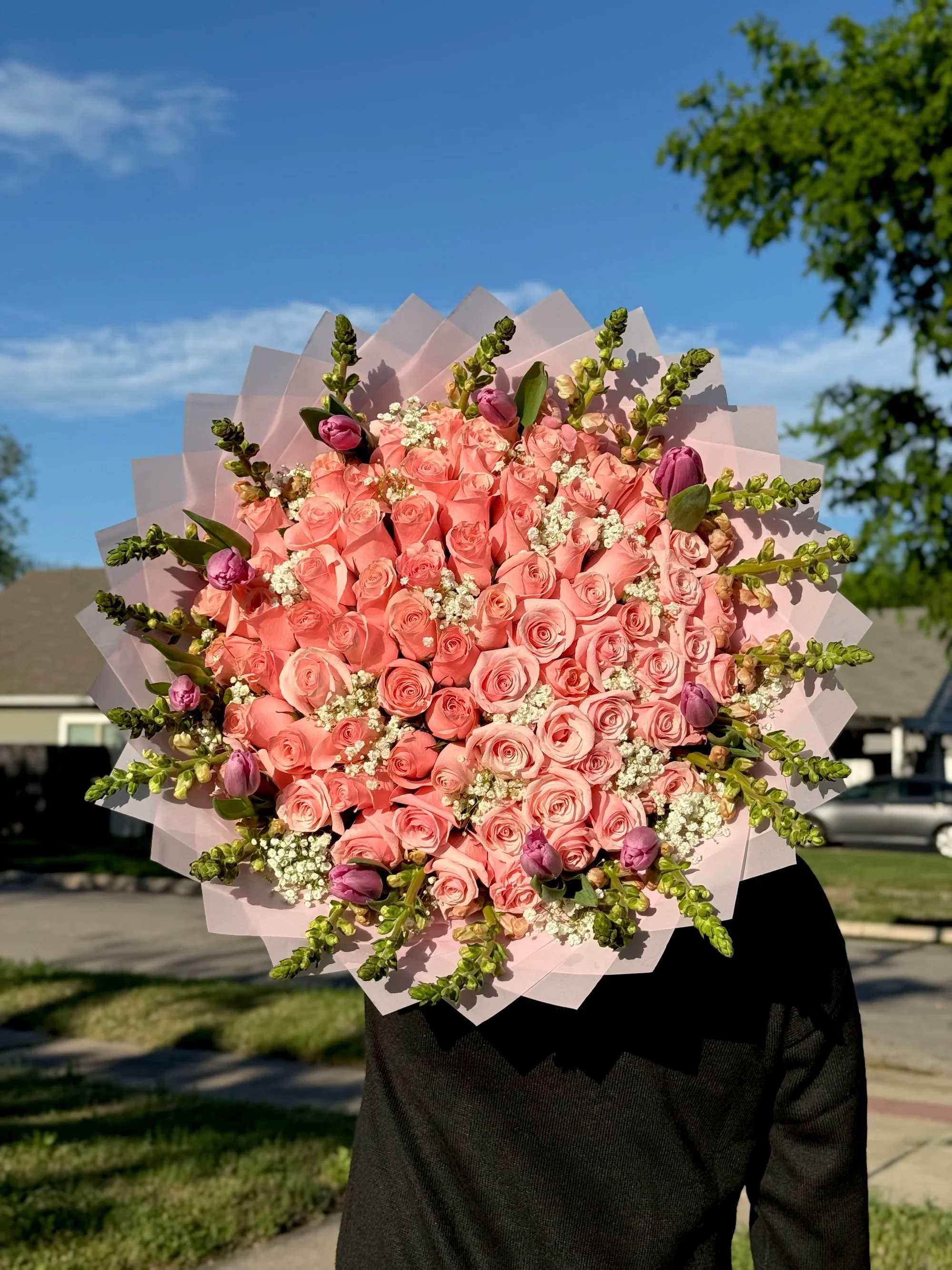 Ramo de 100 rosas -  Ideal para: aniversarios, cumpleaños, detalles románticos o simplemente para impresionar   Flores frescas y de alta calidad   Presentación lista para regalo   Ordena en línea y sorprende con un detalle inolvidable.