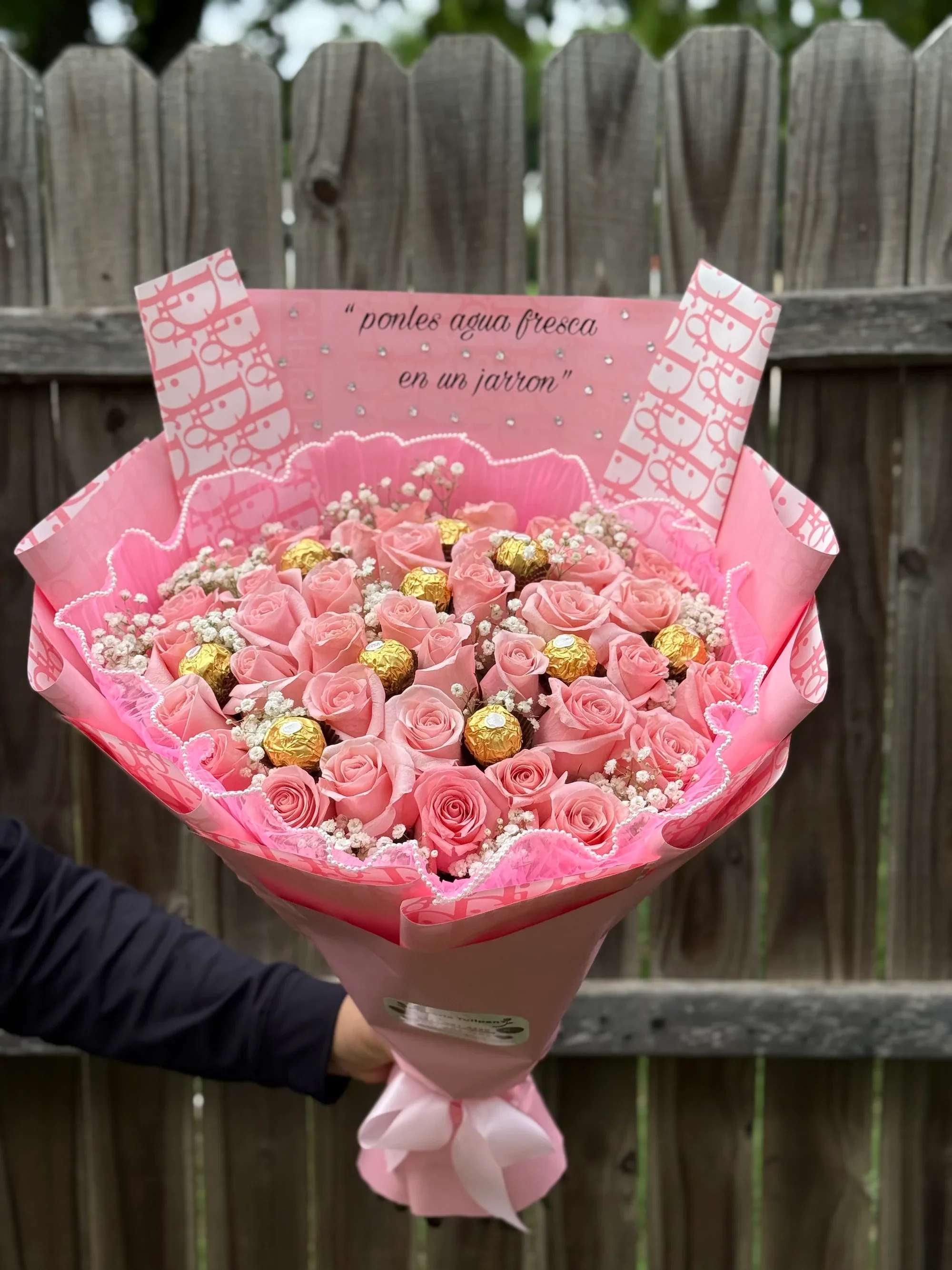 Ramo de 50 rosas +chocolates - Un detalle que enamora a primera vista.  Elegante ramo de rosas rosas con chocolates Ferrero, creado para sorprender, celebrar y llenar de amor cualquier momento especial. Entrega local en Fort Worth. ¡Ordena en línea hoy!