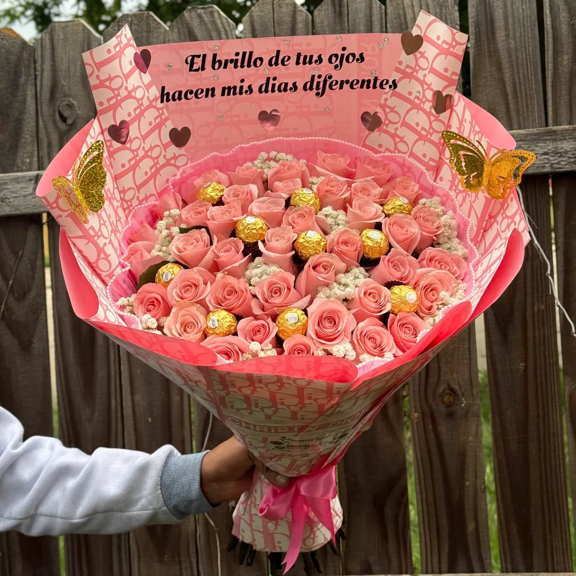 Ramo de 50 rosas + chocolates 2 - Sorprende con este hermoso arreglo de rosas rosadas, cuidadosamente diseñado para transmitir amor, ternura y elegancia. Este bouquet incluye delicadas rosas frescas acompañadas de finos chocolates Ferrero Rocher, creando una combinación perfecta entre lo dulce y lo romántico.  Envuelto en un exclusivo papel decorativo y acompañado de un mensaje especial: “El brillo de tus ojos hacen mis días diferentes”, este detalle es ideal para expresar tus sentimientos en cualquier ocasión.   Perfecto para: aniversarios, cumpleaños, Día de las Madres o simplemente para decir “te quiero”.  Incluye chocolates premium  Flores frescas de alta calidad  Presentación lista para regalo  Haz que ese momento sea inolvidable con un detalle lleno de amor.